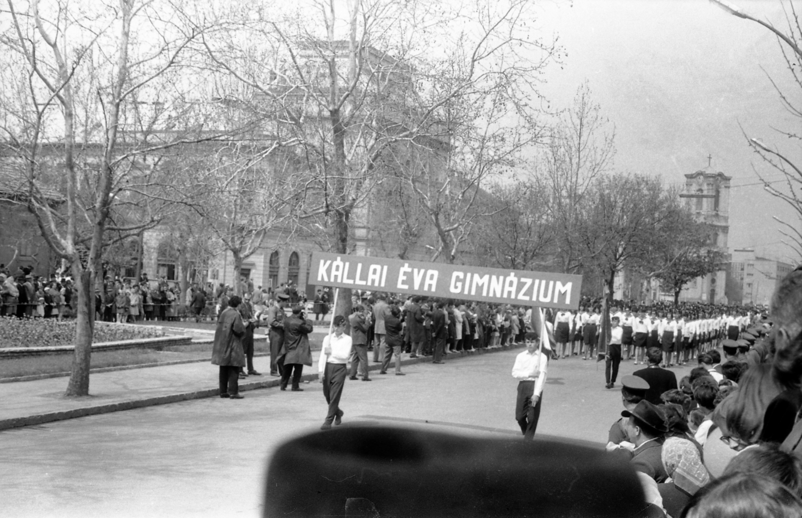 Magyarország, Jászberény, Lehel vezér tér, május 1-i felvonulás, háttérben a Nagyboldogasszony-templom., 1964, Morvay Kinga, Morvay Lajos, felvonulás, május 1, Fortepan #84350