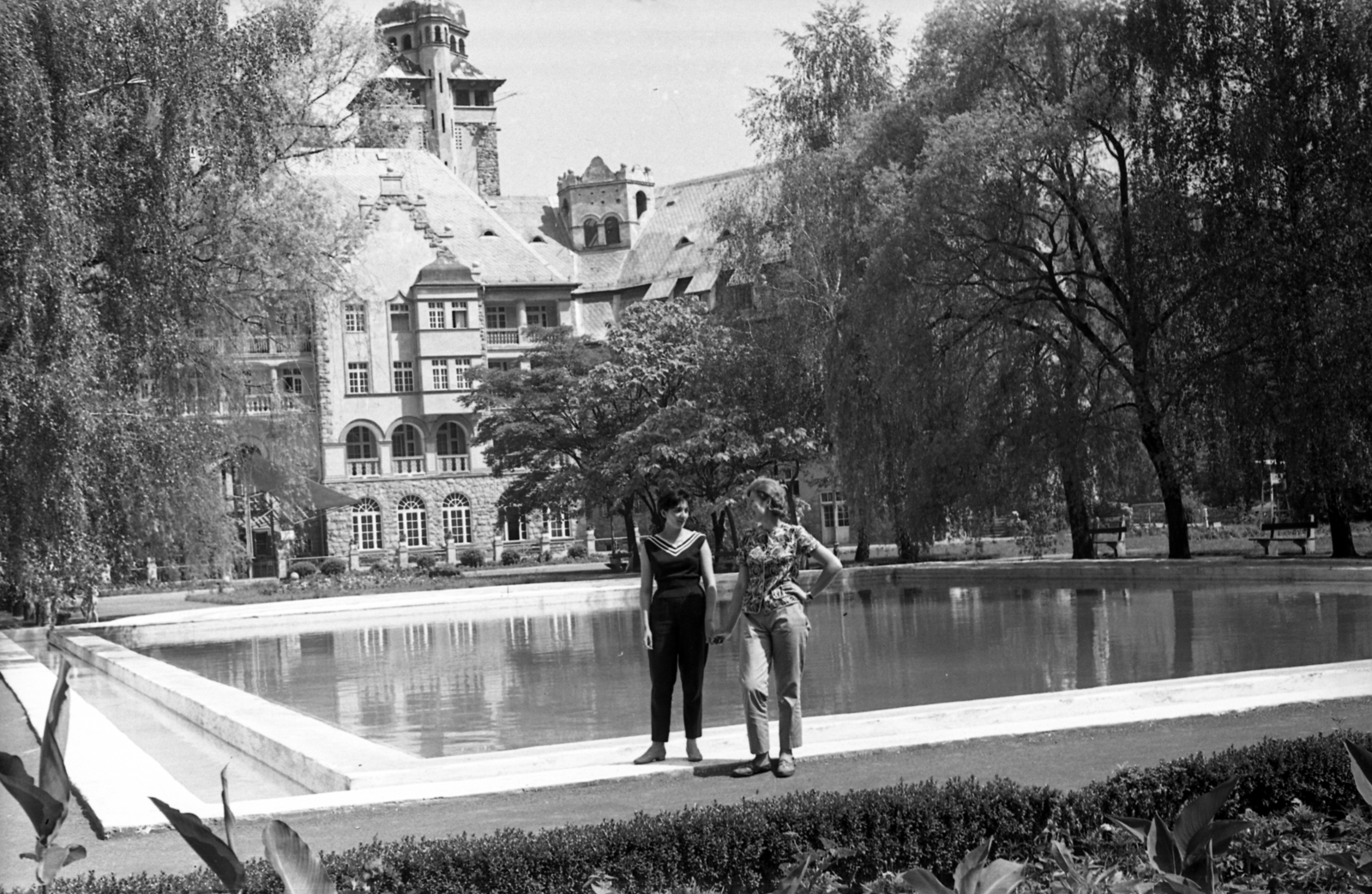 Hungary, Lillafüred, Miskolc, Palotaszálló a park felől., 1965, Morvay Kinga, Morvay Lajos, pool, women, hotel, Renaissance Revival, double portrait, Kálmán Lux-design, hold hands, Fortepan #84356