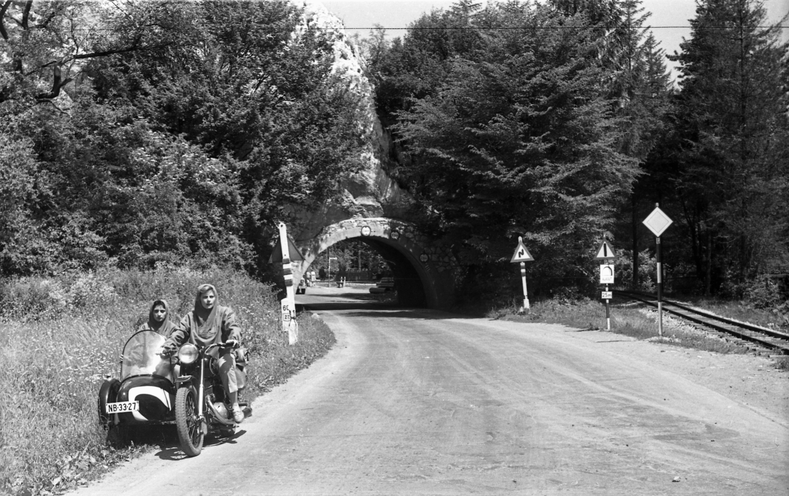 Hungary, Lillafüred, Miskolc, Egri Országút, alagút., 1965, Morvay Kinga, Morvay Lajos, railway, Soviet brand, Izh-brand, tunnel, motorcycle with sidecar, number plate, narrow-gauge railway, LÁEV-organisation, Fortepan #84358