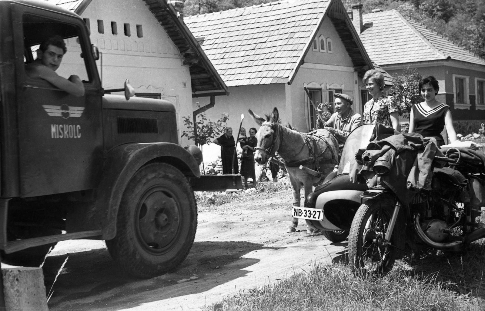 Magyarország, Miskolc, Felsőhámor, Losonczy István utca., 1965, Morvay Kinga, Morvay Lajos, szovjet gyártmány, teherautó, életkép, IZS-márka, oldalkocsis motorkerékpár, automobil, Fortepan #84361