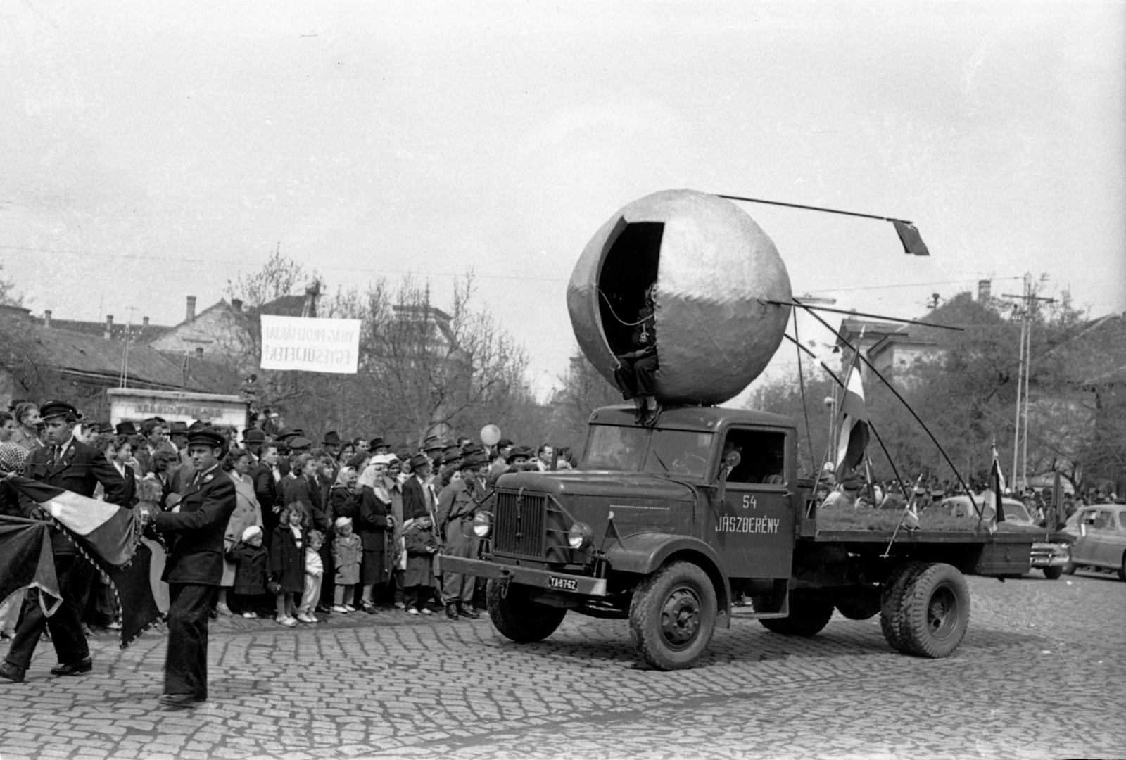 Magyarország, Jászberény, Lehel vezér tér, május 1-i felvonulás., 1960, Morvay Kinga, Morvay Lajos, Csepel-márka, felvonulás, május 1, Csepel B-350/D-350, parabola antenna, pódiumautó, Fortepan #84376