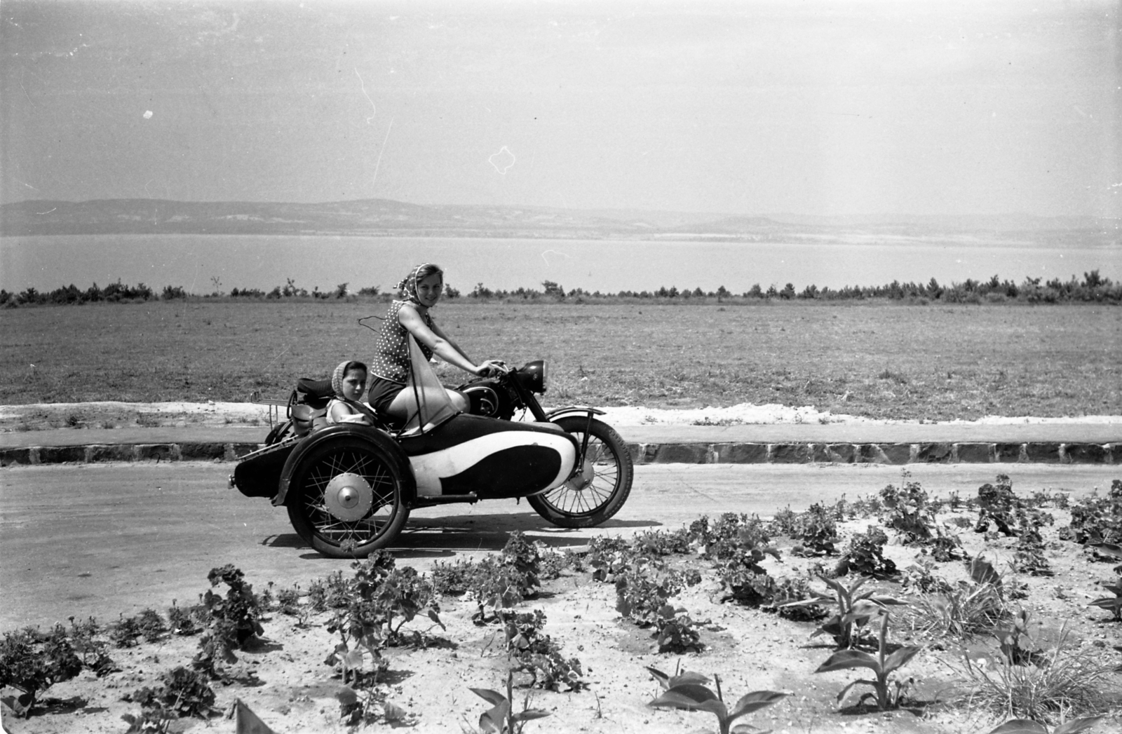 Hungary, Balatonföldvár, 1960, Morvay Kinga, Morvay Lajos, Soviet brand, Izh-brand, motorcycle with sidecar, girls'n'cars, Fortepan #84386