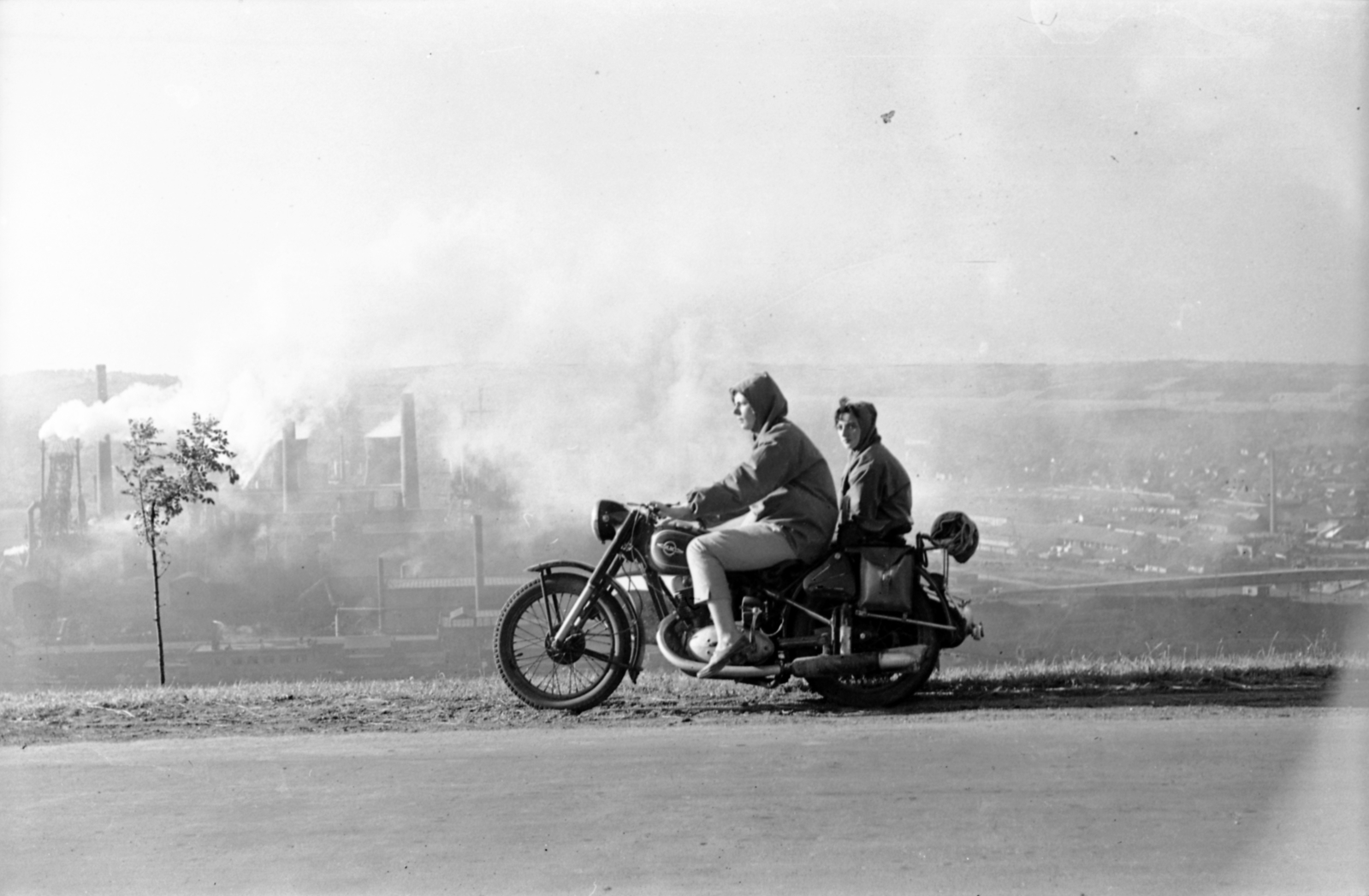 Hungary, Diósgyőr, Miskolc, Lenin Kohászati Művek a Csermőkei út felől nézve., 1965, Morvay Kinga, Morvay Lajos, Soviet brand, Izh-brand, picture, motorcycle with sidecar, factory, capri, factory chimney, anorak, Fortepan #84390