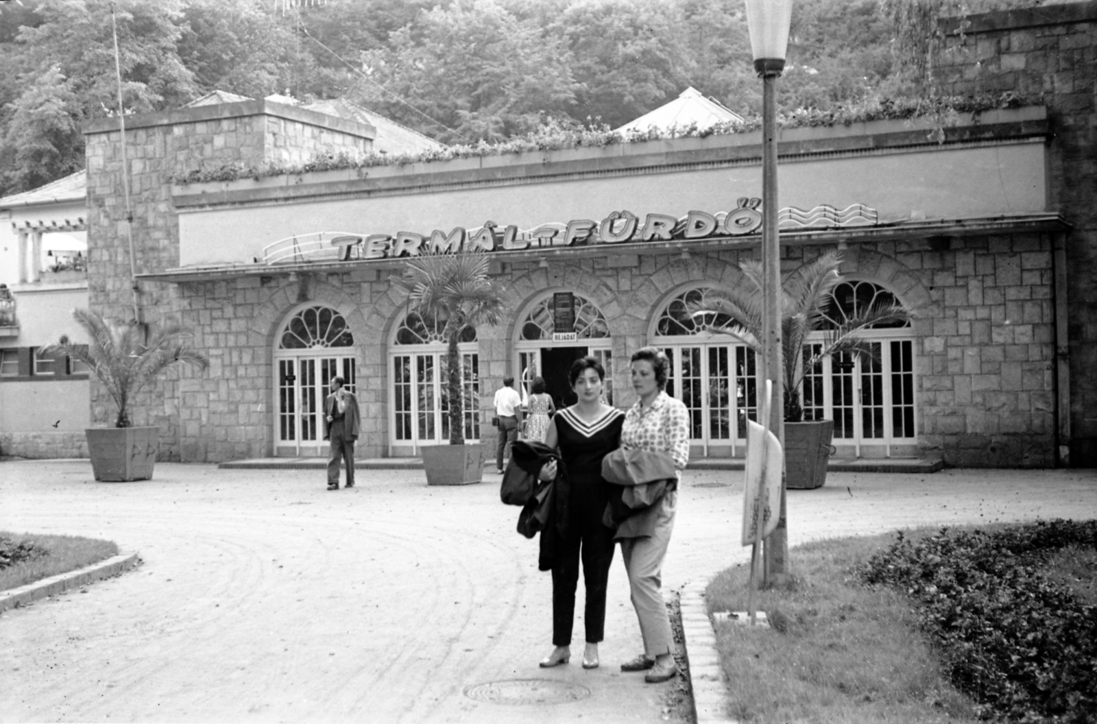 Hungary, Miskolc,Miskolctapolca, a Barlangfürdő bejárata., 1965, Morvay Kinga, Morvay Lajos, lamp post, double portrait, trash can, neon lights, thermal bath, Fortepan #84392