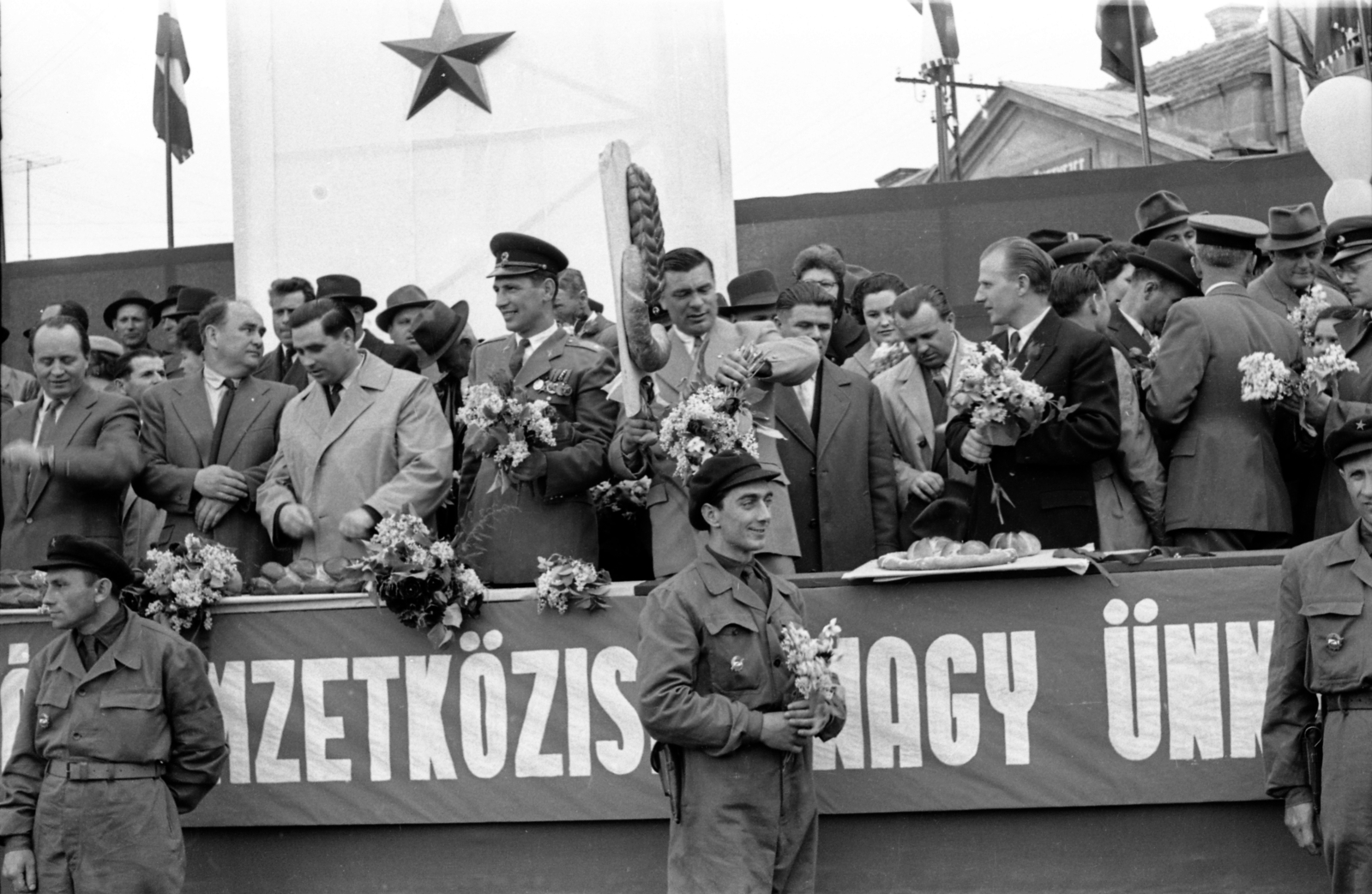 Hungary, Jászberény, Lehel vezér tér, a május 1-i ünnepség dísztribünje., 1960, Morvay Kinga, Morvay Lajos, Workers' Militia, political decoration, 1st of May parade, grandstand, Red Star, slogan, Fortepan #84398