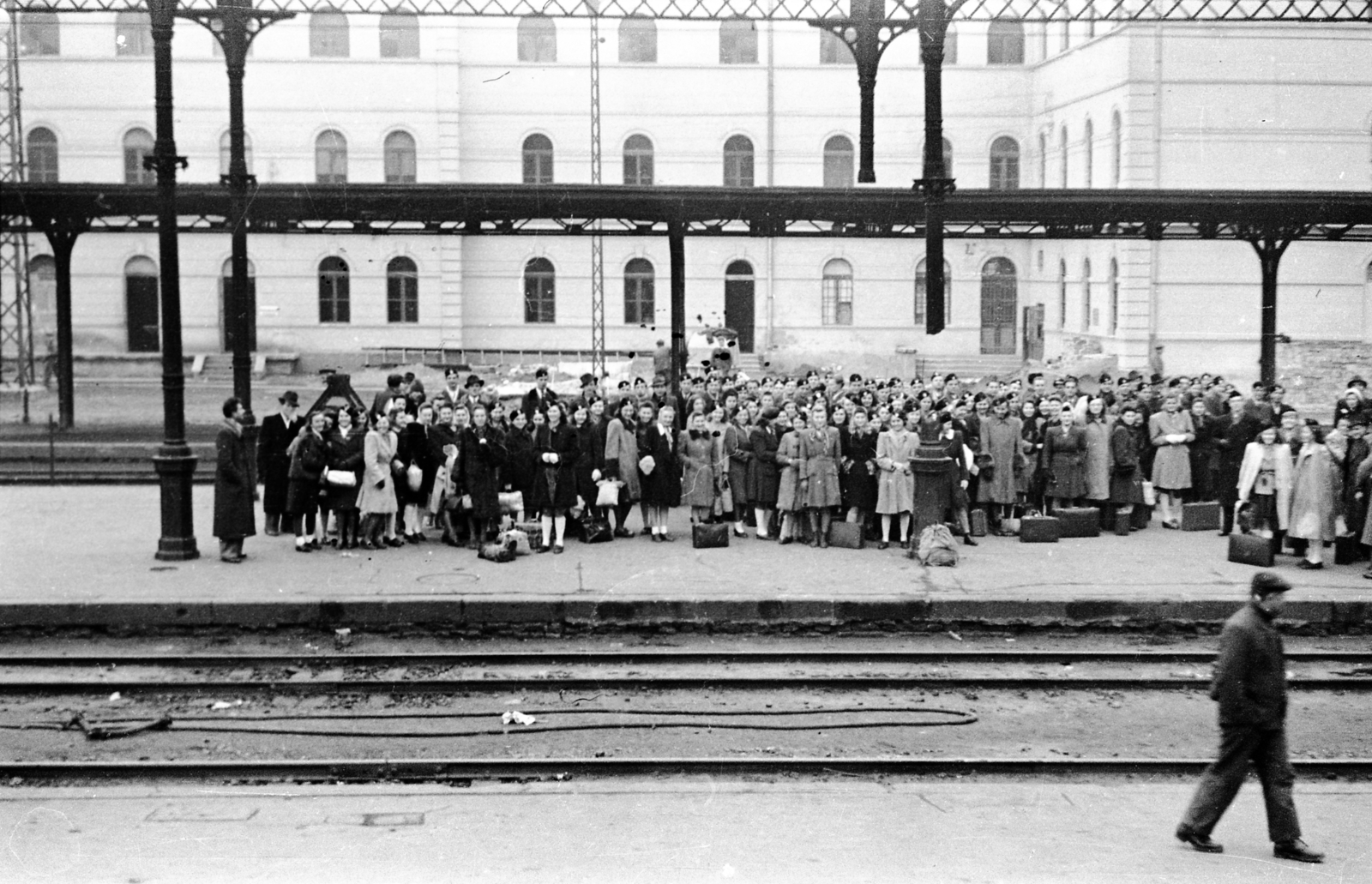 Magyarország, Budapest VIII., Keleti pályaudvar, külső vágányok, érkezési oldal., 1942, Morvay Kinga, Morvay Lajos, Budapest, peron, bőrönd, lányok, várakozás, Fortepan #84417