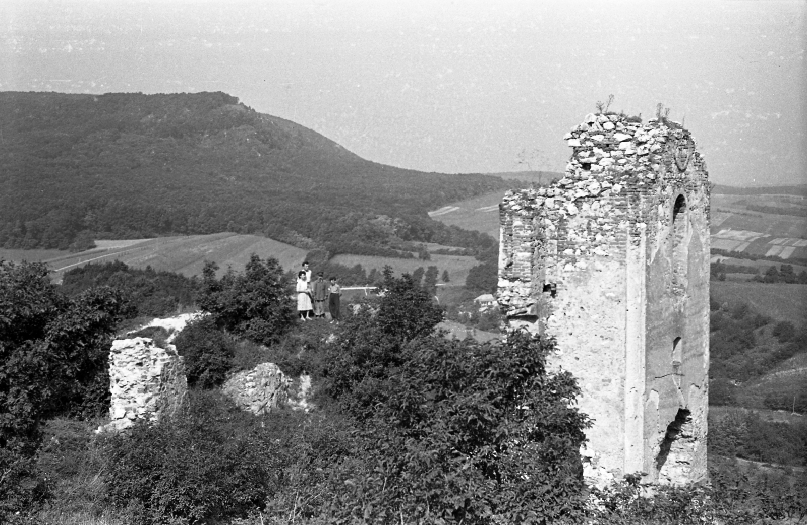 Hungary, Csesznek, vár, kaputorony a felső várból nézve., 1960, Morvay Kinga, Morvay Lajos, family, excursion, landscape, castle ruins, view, Fortepan #84425