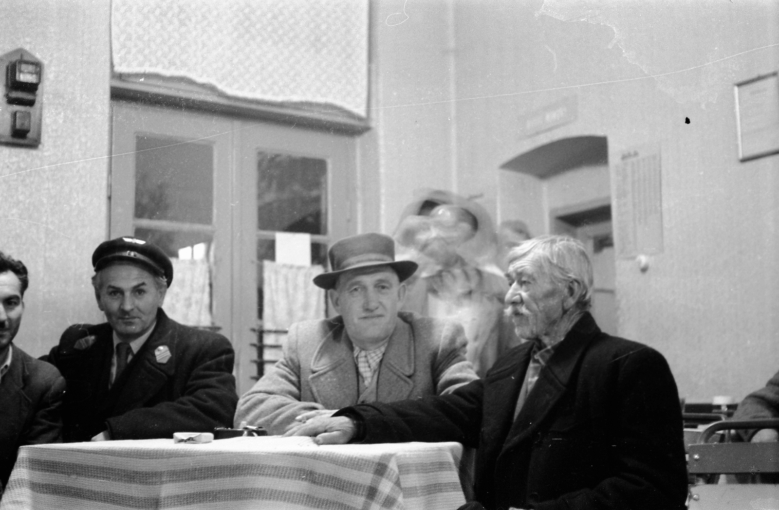 1960, Morvay Kinga, Morvay Lajos, hospitality, hat, cigarette, smoking, curtain, tableau, interior, tablecloth, ashtray, railroader, Fortepan #84427
