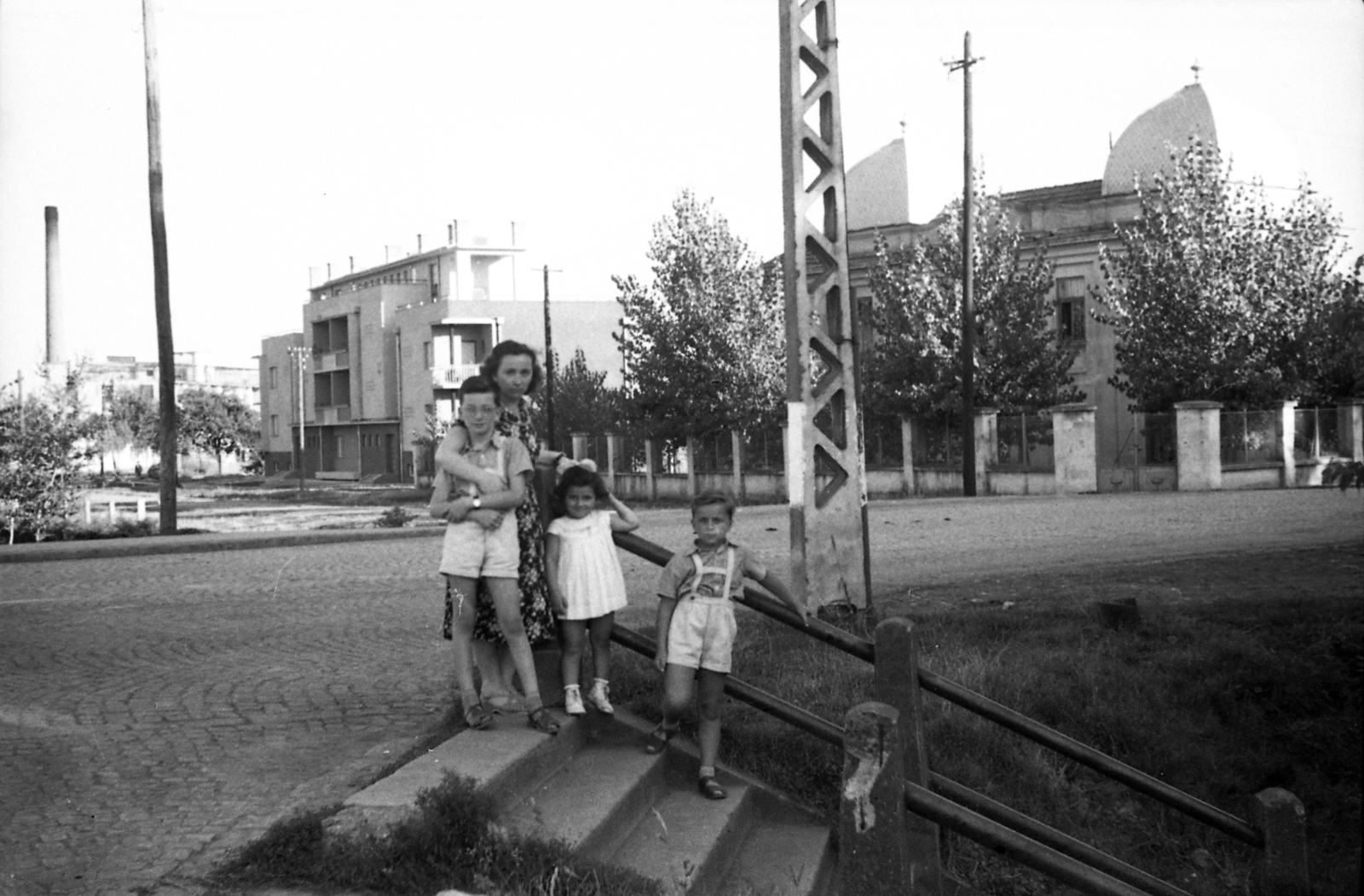 Croatia, Vinkovci, lejárat a Lenije Park-ba az ulica Dragutina Žanića Karle felől nézve. Szemben jobbra az ulica Josipa Lovretića - ulica Hansa Dietricha Genschera (Banova ulica) sarkon a Sokol-ház., 1962, Morvay Kinga, Morvay Lajos, Fortepan #84430