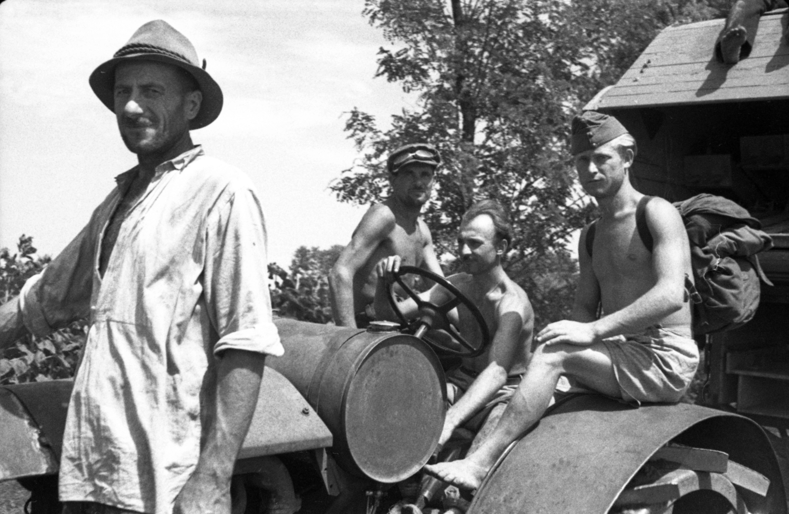 1942, Morvay Kinga, Morvay Lajos, tractor, backpack, Fortepan #84431