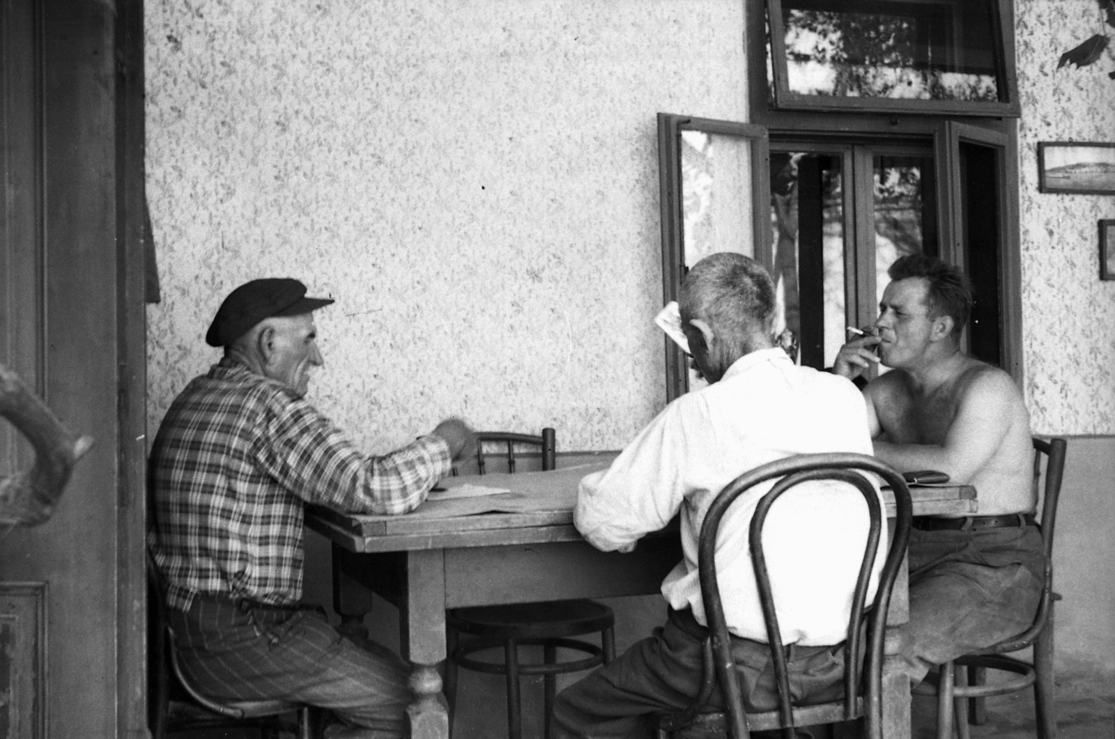 1956, Morvay Kinga, Morvay Lajos, card game, back, smoking, plaid shirt, tonett, Fortepan #84435