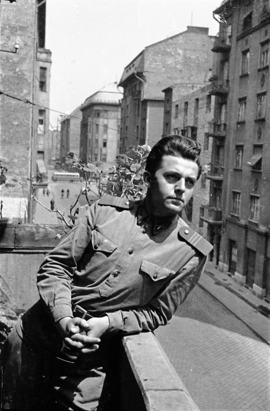 Magyarország, Budapest XIII., Hegedűs Gyula utca a Balzac utca sarkán álló ház erkélyéről a Csanády utca felé nézve., 1954, Morvay Kinga, Morvay Lajos, erkély, Budapest, férfi, egyenruha, könyökölni, Fortepan #84443