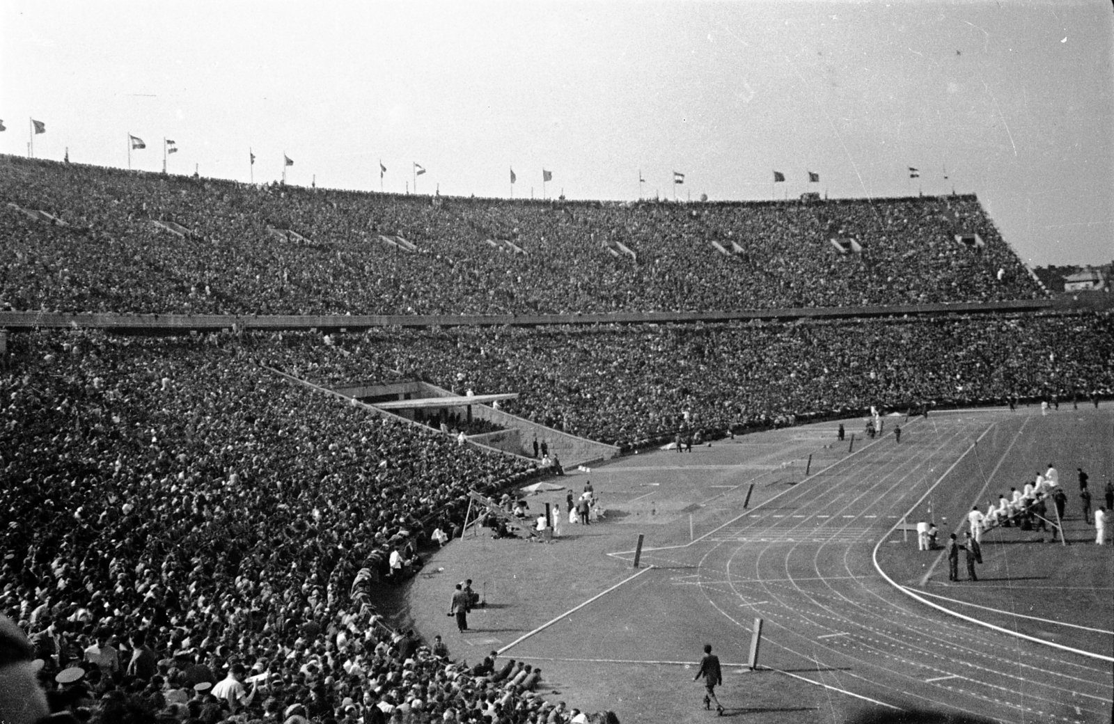 Hungary, Népstadion, Budapest XIV., 1954, Morvay Kinga, Morvay Lajos, flag, audience, stadium, athletics, Budapest, Fortepan #84445