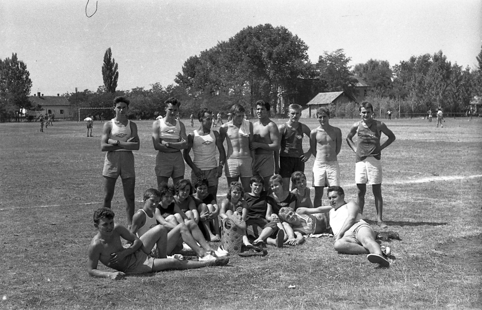 Hungary, Kisújszállás, Baross Gábor utca, sporttelep (később Porcsalmi Lajos Városi Sporttelep)., 1960, Morvay Kinga, Morvay Lajos, tableau, pitch, sportsperson, arms crossed over the chest, prop up on elbows, Fortepan #84446