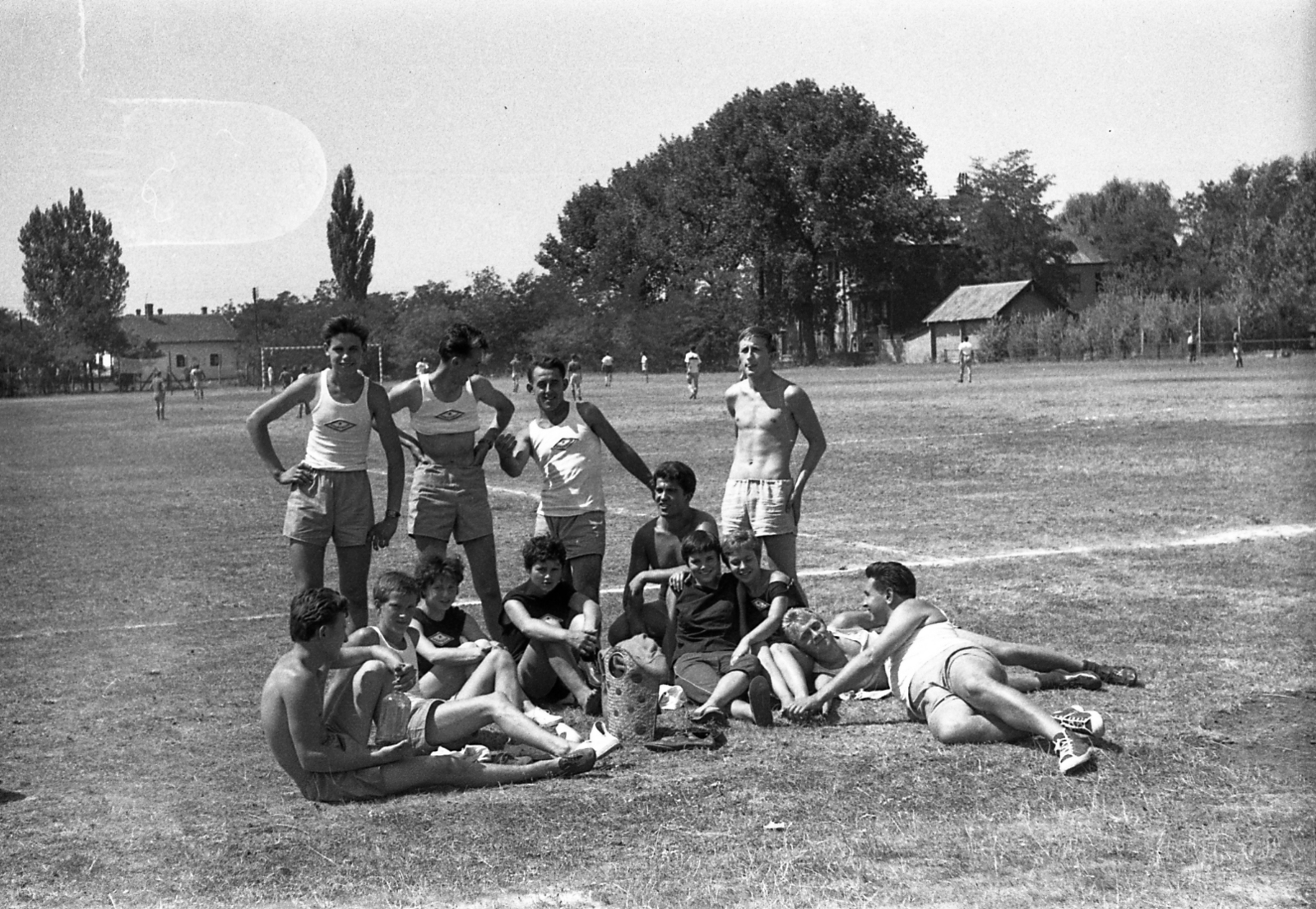 Hungary, Kisújszállás, Baross Gábor utca, sporttelep (később Porcsalmi Lajos Városi Sporttelep)., 1960, Morvay Kinga, Morvay Lajos, tableau, pitch, sportsperson, Fortepan #84447