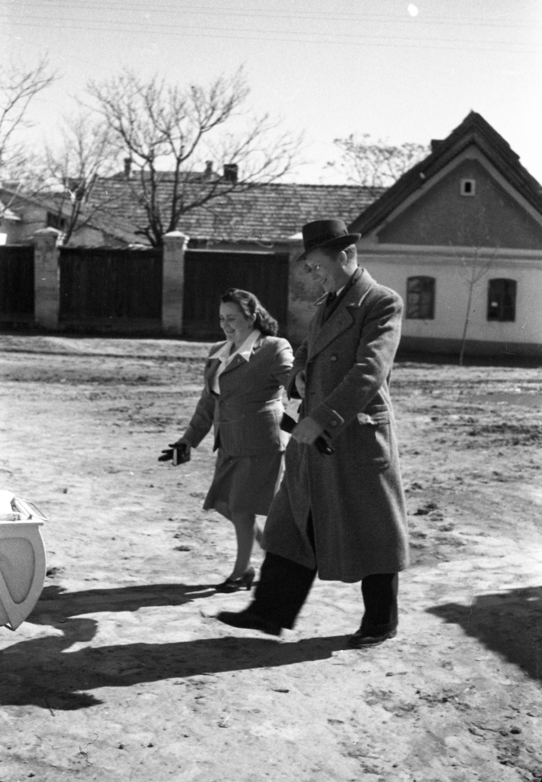 Hungary, Jászberény, 1958, Morvay Kinga, Morvay Lajos, costume, shadow, hat, coat, Fortepan #84455