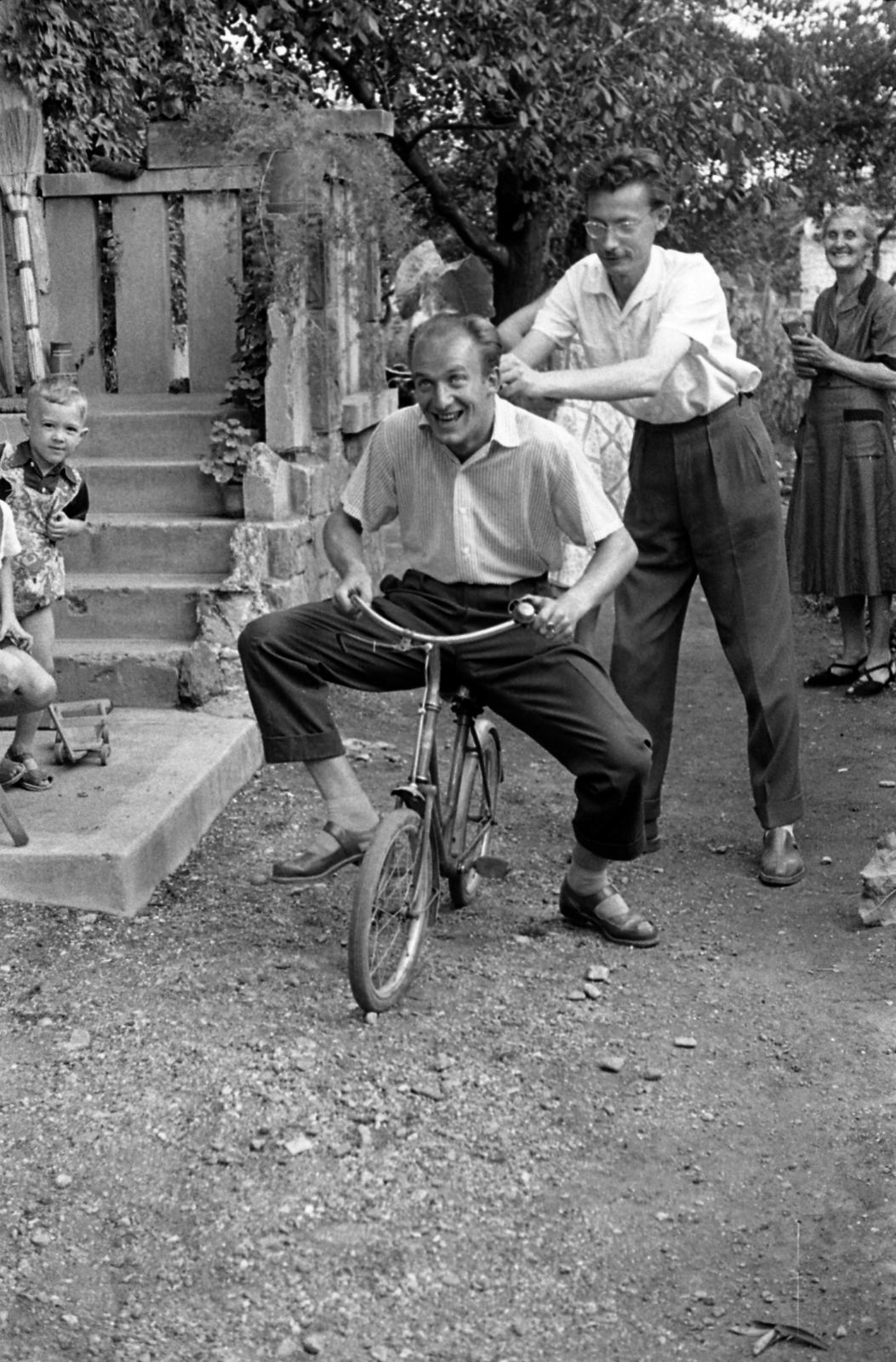 1958, Morvay Kinga, Morvay Lajos, bicycle, jesting, feat, Fortepan #84464