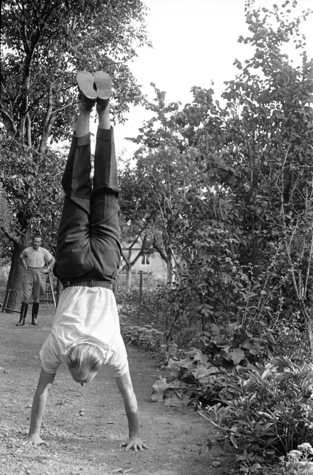 1958, Morvay Kinga, Morvay Lajos, feat, handstand, Fortepan #84465