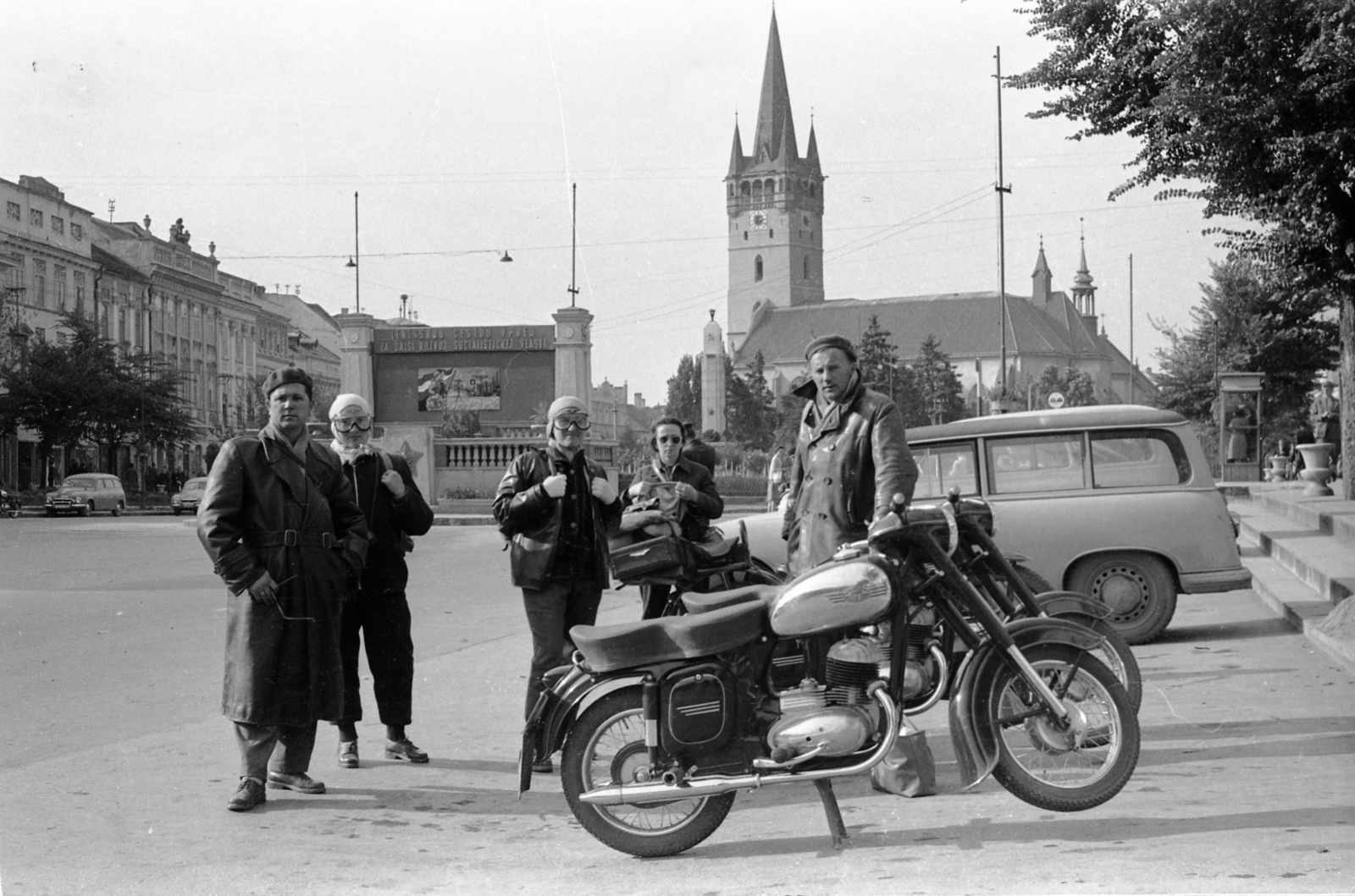 Szlovákia, Eperjes, Fő utca, háttérben a Szent Miklós-székesegyház., 1956, Morvay Kinga, Morvay Lajos, Csehszlovákia, templom, csehszlovák gyártmány, motorkerékpár, Skoda-márka, politikai dekoráció, automobil, Skoda 1201, Jawa-márka, AWZ P70 Zwickau, székesegyház, Fortepan #84466