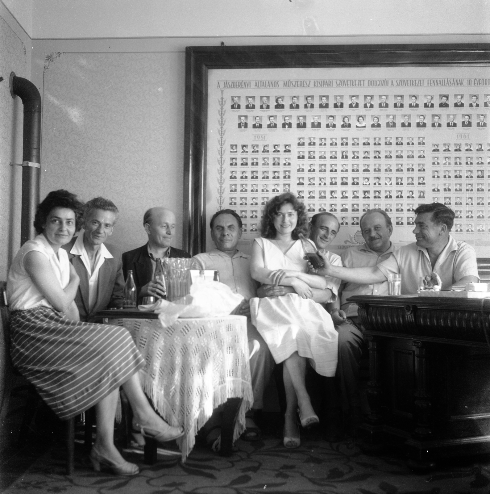 Hungary, Jászberény, Táncsics Mihály utca 11., az Általános Kisipari Szövetkezet egyik irodája., 1962, Morvay Kinga, Morvay Lajos, desk, tableau, school class portrait, interior, table, tablecloth, vase, beer bottle, lace, stove pipe, Fortepan #84469