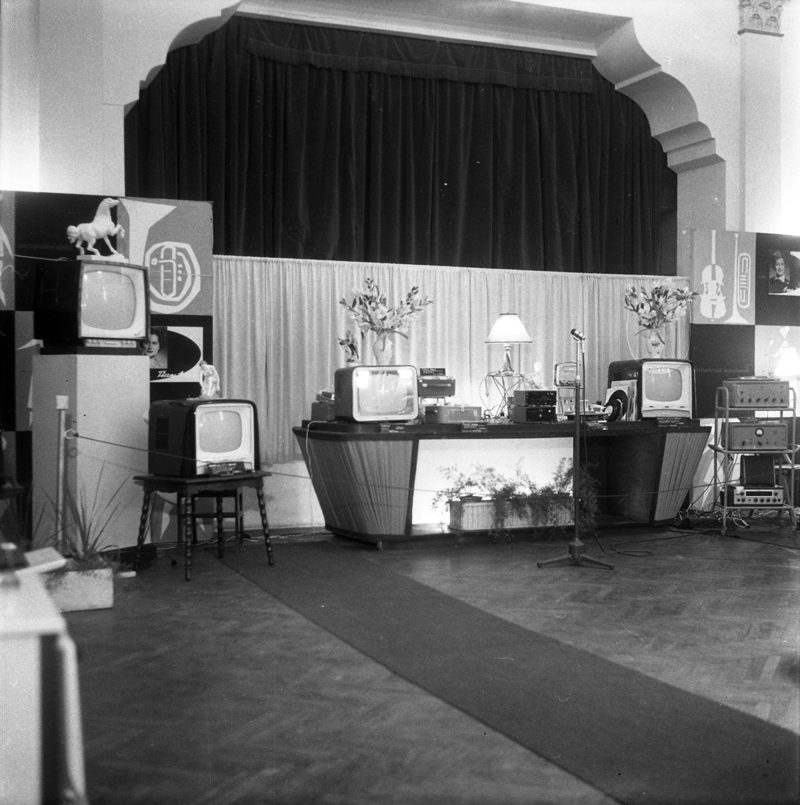 Hungary, Jászberény, kiállítás a Déryné Kultúrház dísztermében (később Déryné Rendezvényház)., 1963, Morvay Kinga, Morvay Lajos, microphone, screen, television, Fortepan #84475