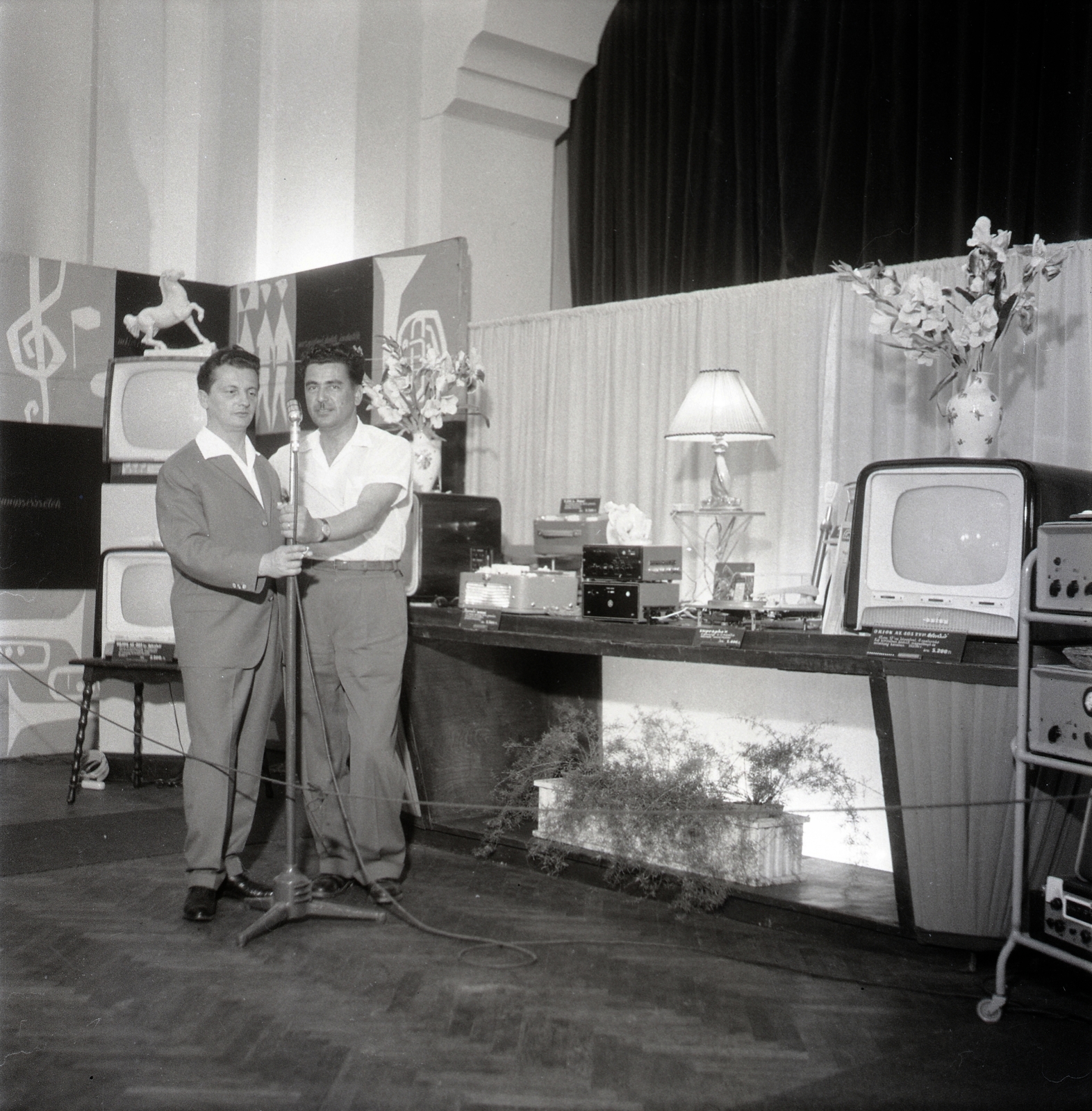 Hungary, Jászberény, kiállítás a Déryné Kultúrház dísztermében (később Déryné Rendezvényház)., 1963, Morvay Kinga, Morvay Lajos, microphone, screen, television, Fortepan #84476