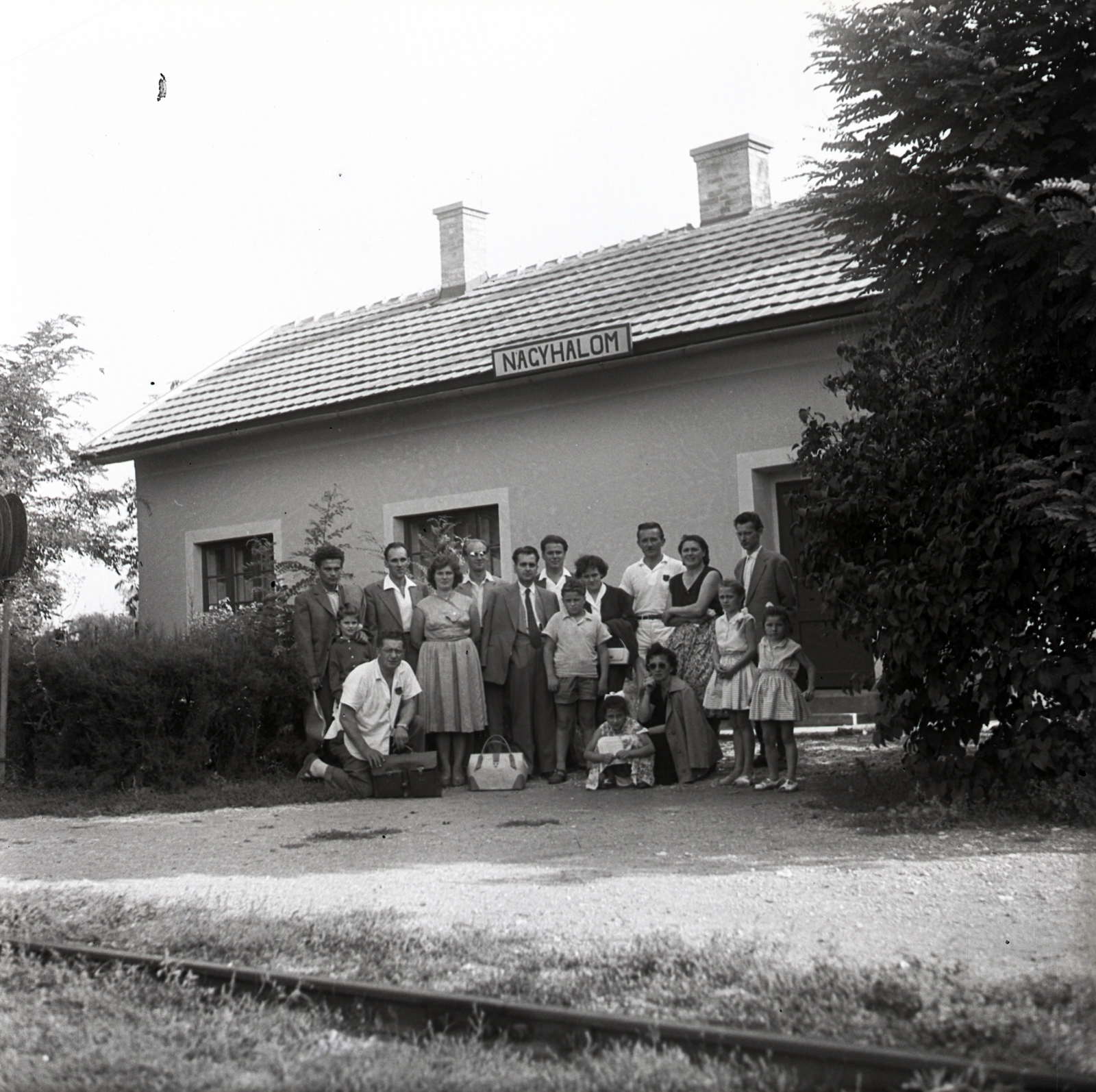Hungary, Jászdózsa, Nagyhalom vasúti megállóhely., 1960, Morvay Kinga, Morvay Lajos, tableau, shades, briefcase, handbag, train station, place-name signs, Fortepan #84477