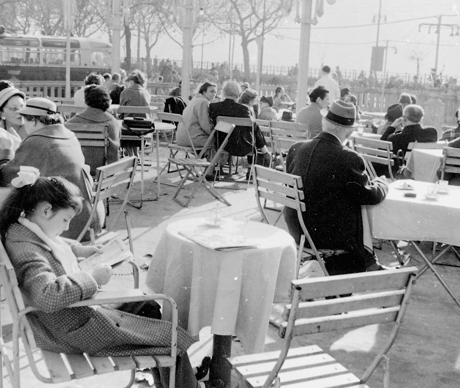 Magyarország, Budapest V., Dunakert a Duna Szálló déli falánál, a Dunakorzó és az Apáczai Csere János utca között., 1958, Fortepan, vendéglátás, Budapest, kerthelyiség, olvasás, Fortepan #8448