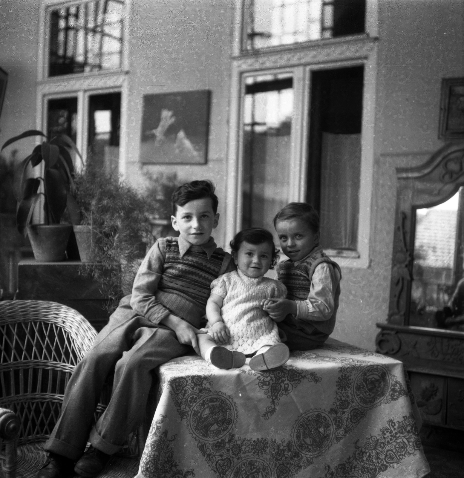 Hungary, Jászberény, Táncsics Mihály utca 1., 1950, Morvay Kinga, Morvay Lajos, kids, table, sitting, Fortepan #84485