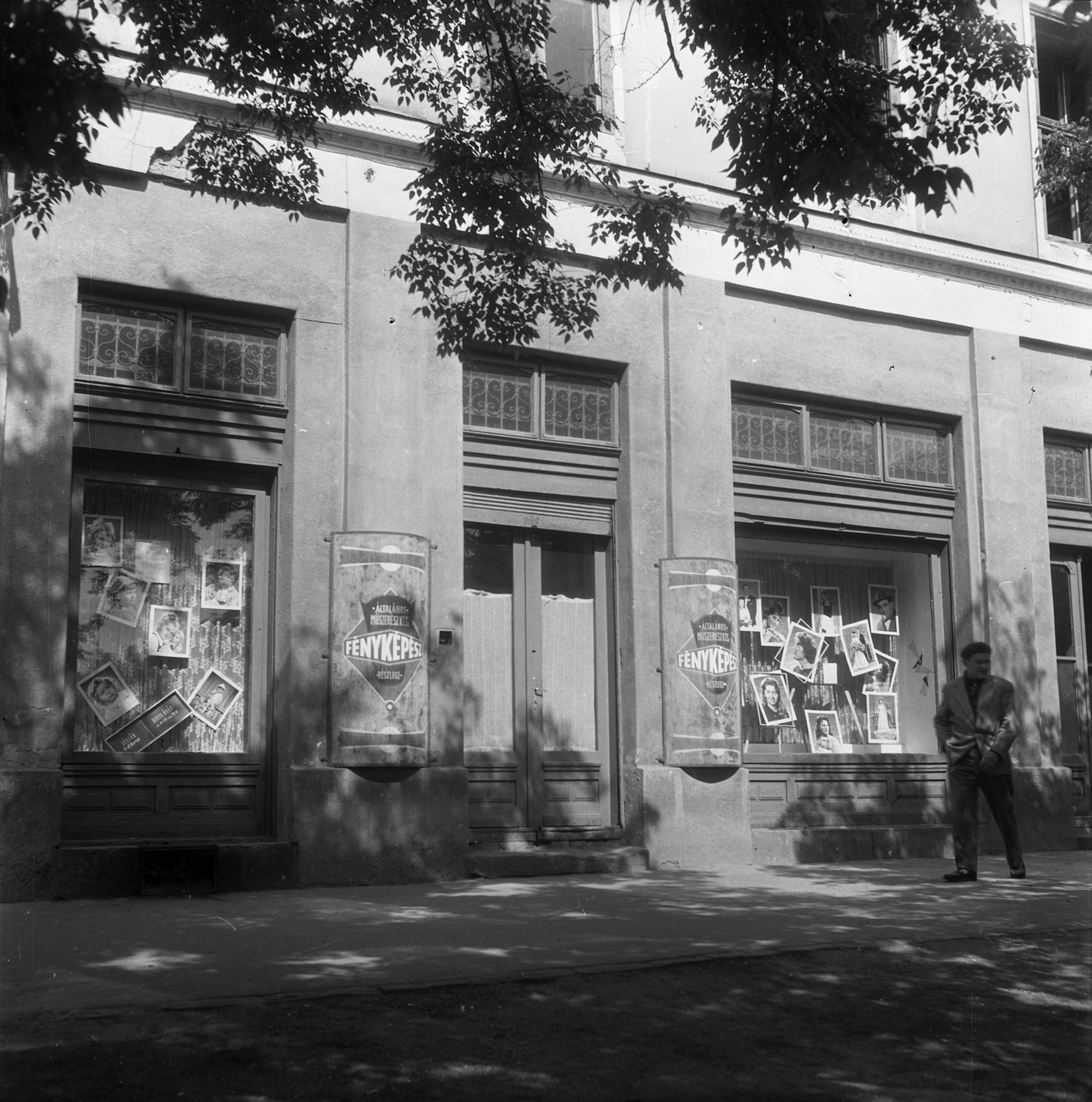 Hungary, Jászberény, Lehel vezér tér 16., az egykori Pannónia szálló épülete. Az Általános Műszerész KTSz. fényképész részlege., 1958, Morvay Kinga, Morvay Lajos, Show window, photographer, Fortepan #84487