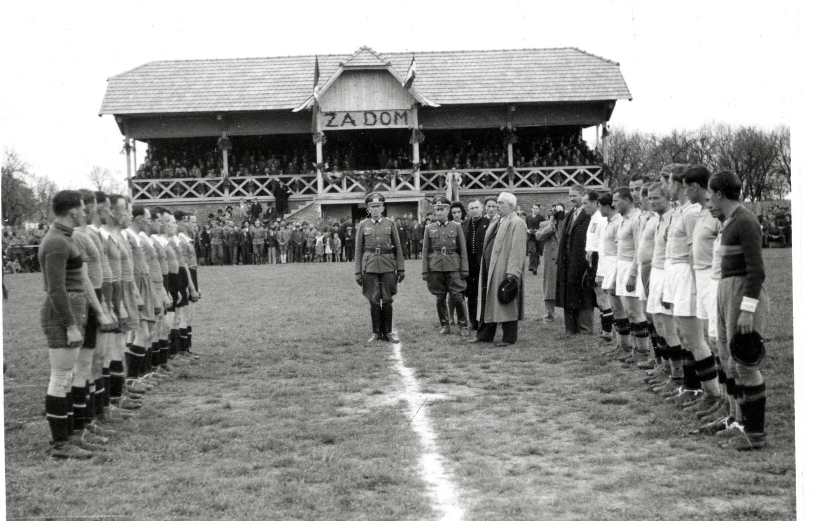 Horvátország, Vinkovce, a város futballpályája., 1943, Morvay Kinga, Morvay Lajos, labdarúgás, futballcsapat, tribün, német katona, Fortepan #84507