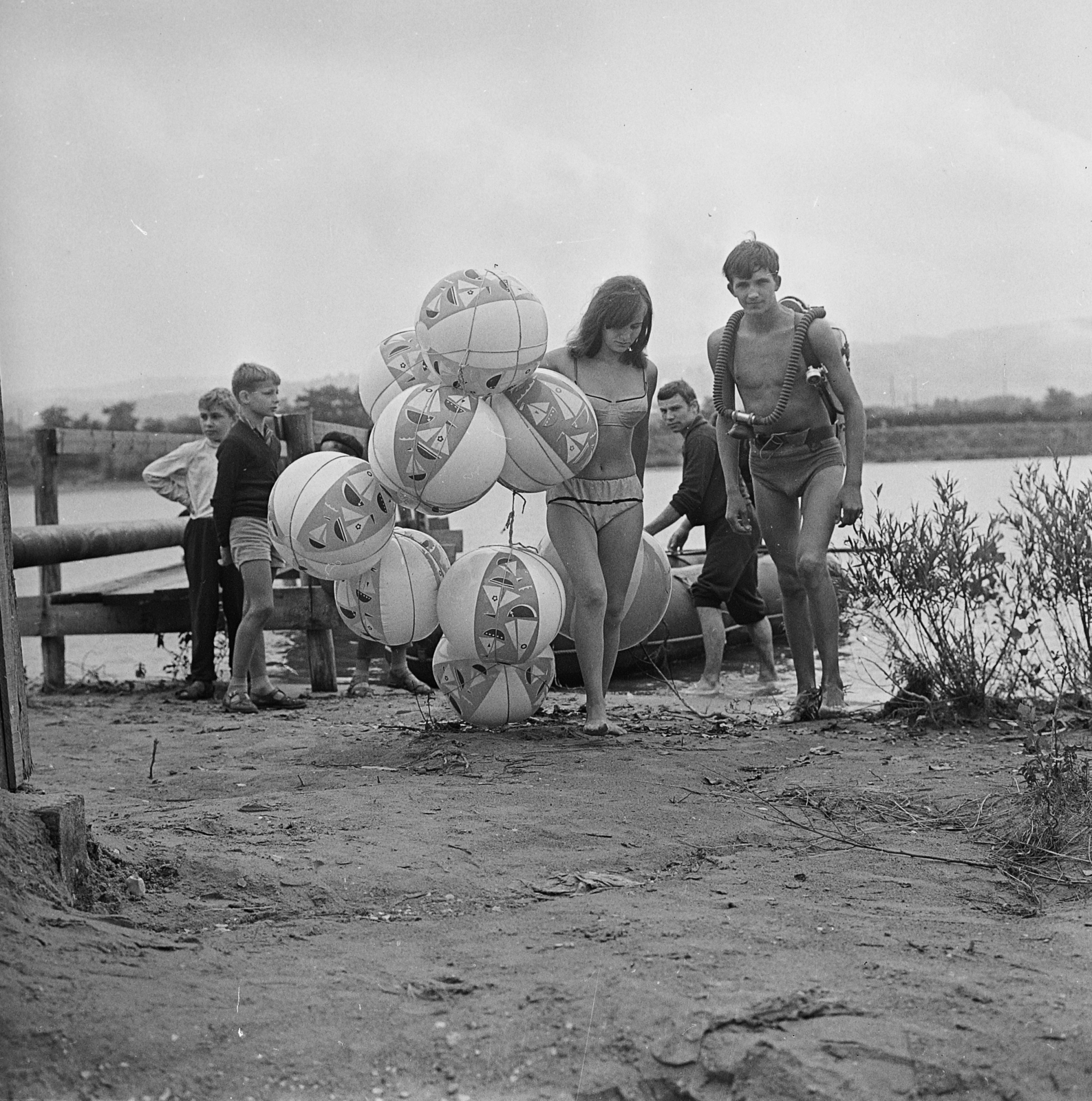 Hungary, Dorog, könnyűbúvárok a Palatinus-tónál., 1966, MHSZ, Baby boat, rubber ball, Fortepan #84520
