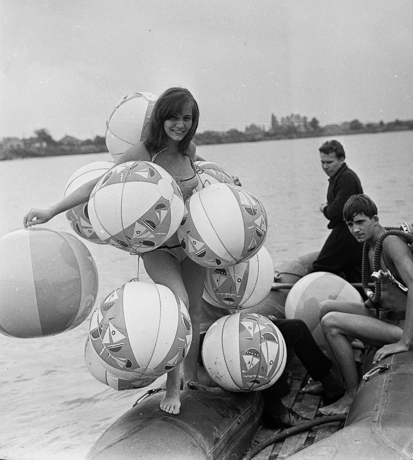 Magyarország, Dorog, könnyűbúvárok a Palatinus-tónál., 1966, MHSZ, gumicsónak, strandlabda, búvár, gumilabda, könnyűbúvár, Fortepan #84521