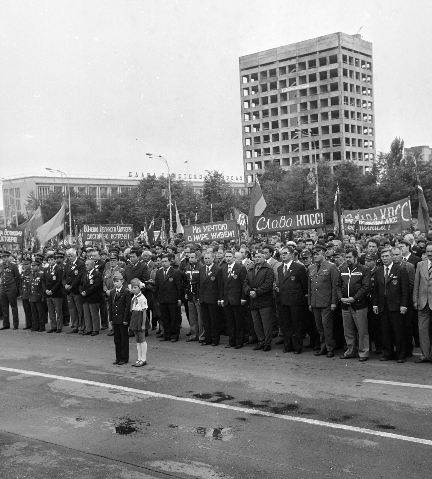 Belarus, Gomel, Lenin tér., 1977, MHSZ, pioneer, flag, political decoration, slogan, Cyrillic alphabet, Fortepan #84522