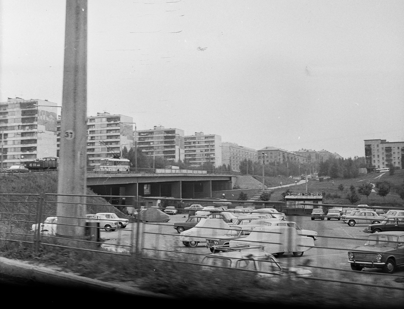 Ukraine, Kyiv, Druzsbi Narodiv körúti házak a Libid (Dzerzsinszkij) téri feljáróról nézve., 1977, MHSZ, Soviet Union, Lada-brand, car park, trolley bus, Fortepan #84524
