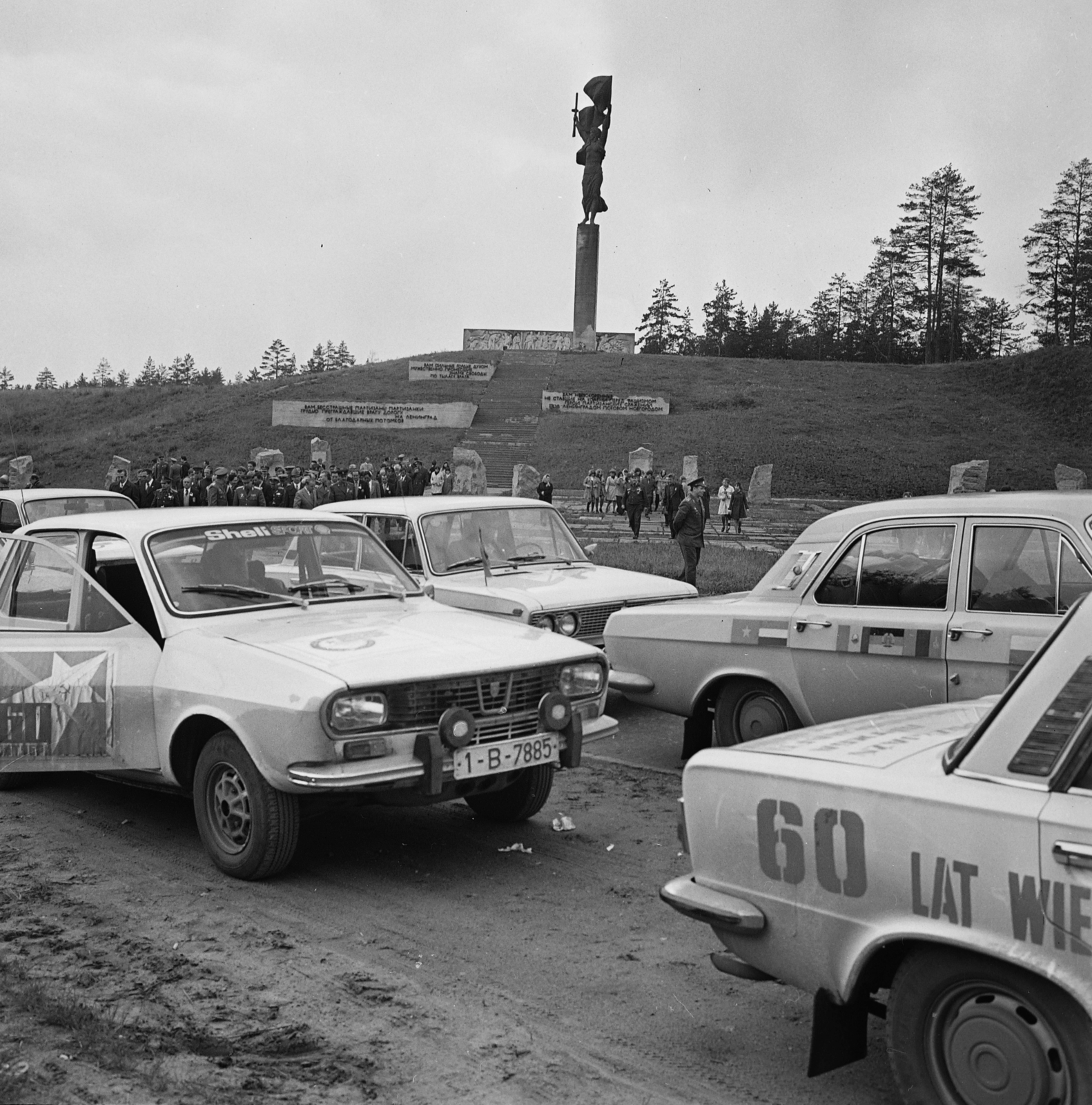 Russia, Luga, a Partizán Dicsőség című emlékmű a város északi határánál, a Szentpétervárra tartó út mellett., 1977, MHSZ, Soviet Union, Soviet brand, GAZ-brand, monument, Lada-brand, Dacia-brand, automobile, Romanian make, Fortepan #84534