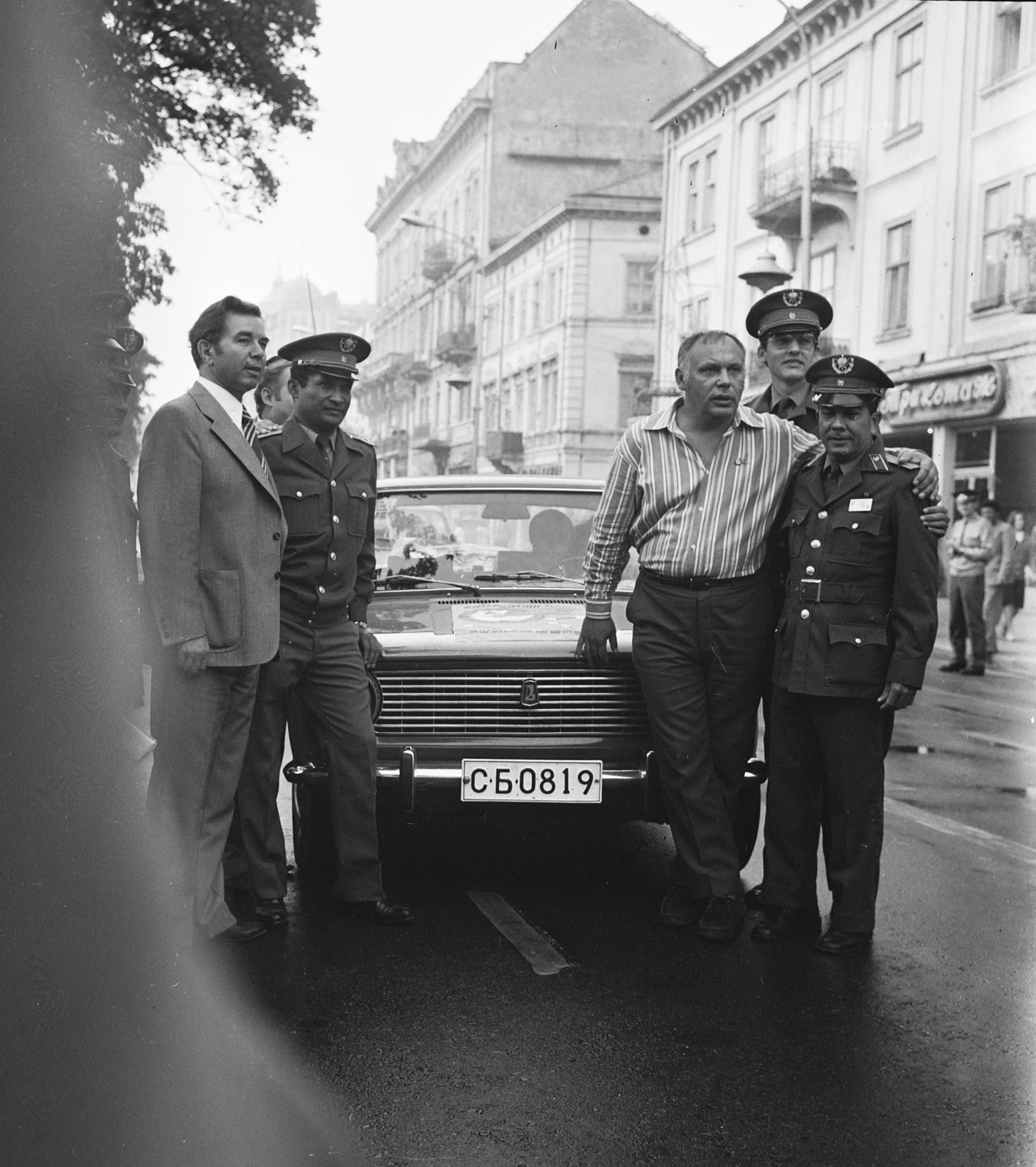 Ukraine, Lviv, Szvobodi (Lenin) sugárút, szemben a Tuktora (Orlovszka) utca torkolata., 1977, MHSZ, Soviet Union, uniform, Soviet brand, Lada-brand, Soviet soldier, peaked cap, automobile, number plate, arms around shoulders, Fortepan #84535