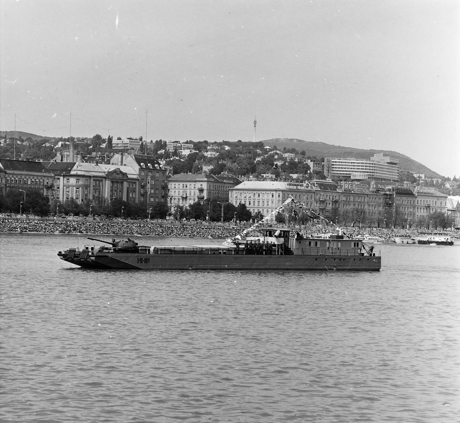 Hungary, Budapest II., augusztus 20-i vízi és légiparádé a Széchenyi rakparttól nézve, szemben a Bem rakpart és a Rózsadomb házai., 1981, MHSZ, ship, tank, combat vehicle, Budapest, troop carrier ship, CSSZ-1 ship, bunting, Fortepan #84537