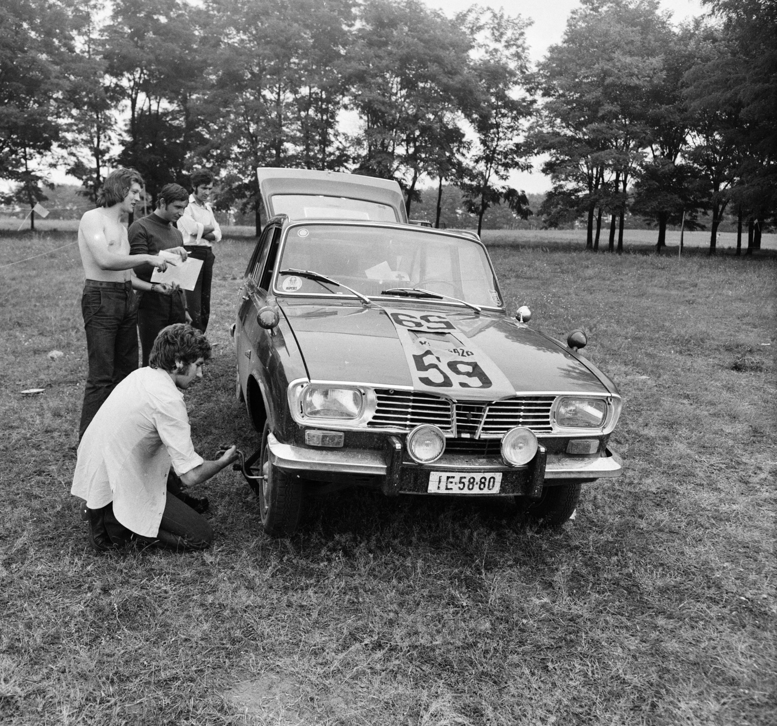 1977, MHSZ, Renault-brand, French brand, automobile, car repair, number plate, flat tyre, Fortepan #84554