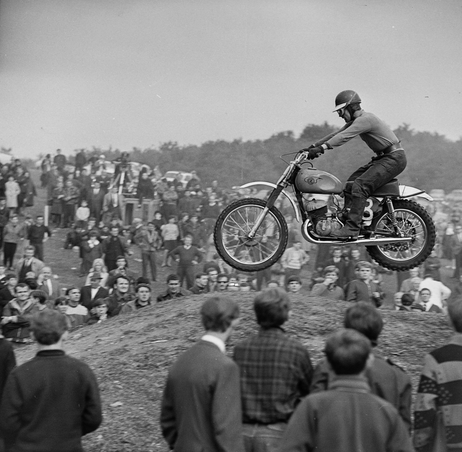Magyarország, Budaörs, Farkashegy, motocross verseny., 1969, MHSZ, sport, motorkerékpár, verseny, CZ-márka, motorverseny, motoros ugratás, motokrossz, Fortepan #84561