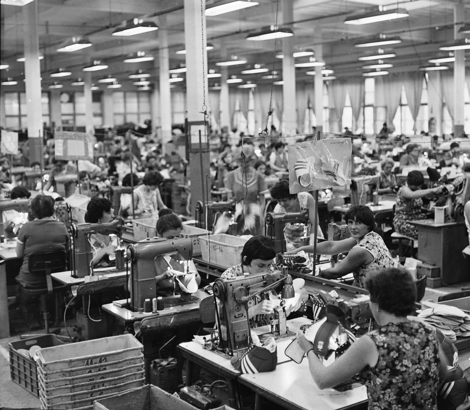Hungary, Martfű, Tisza Cipőgyár., 1980, MHSZ, shoe, factory, working woman, sewing machine, Pfaff-brand, shoe manufacturing, Fortepan #84587