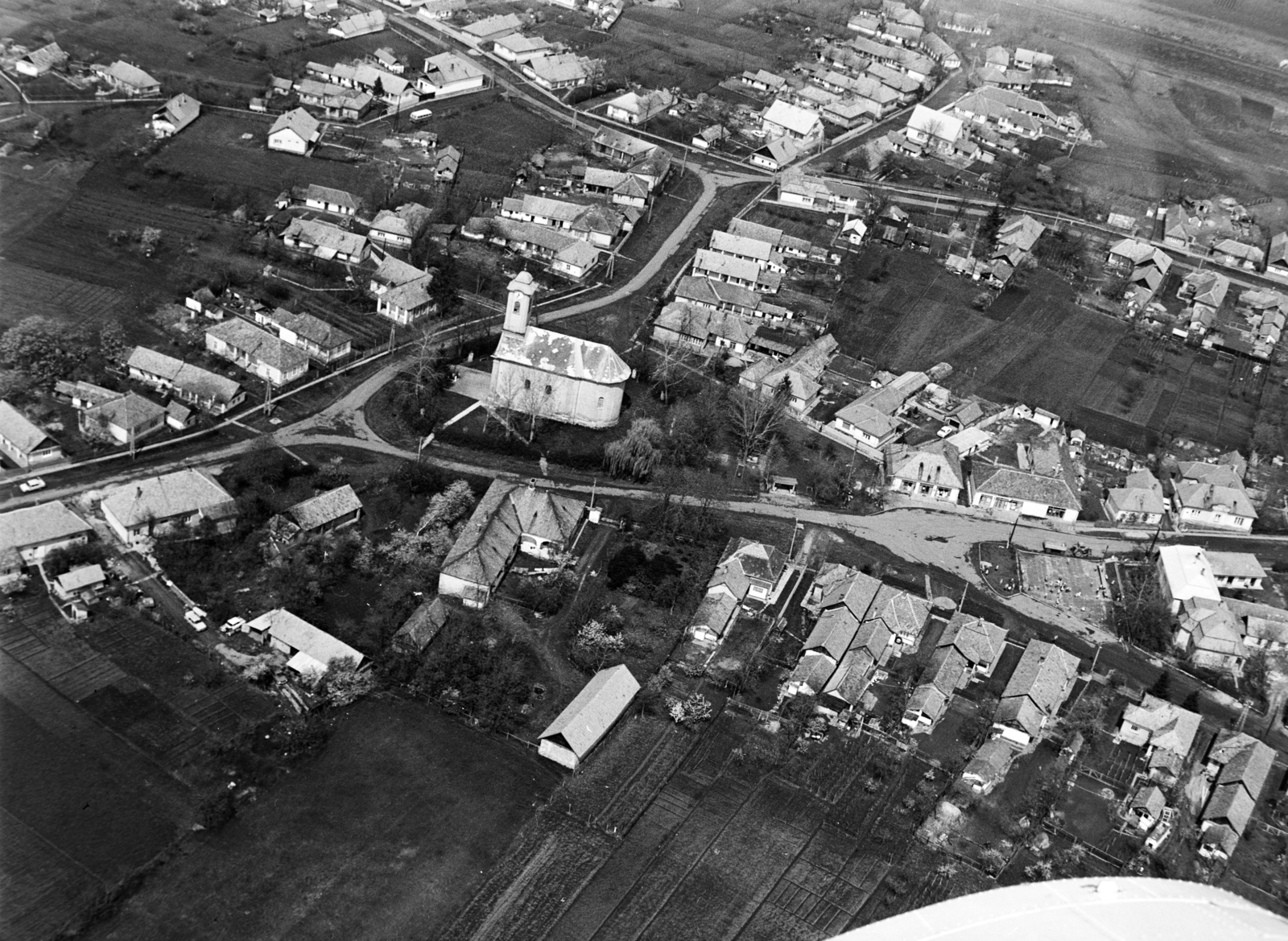 Hungary, Nagyfüged, légifotó, középen a Szabadság tér és az Árpád-házi Szent Erzsébet-templom, előtte a Dózsa György út., 1982, MHSZ, aerial photo, bird's eye view, Fortepan #84600