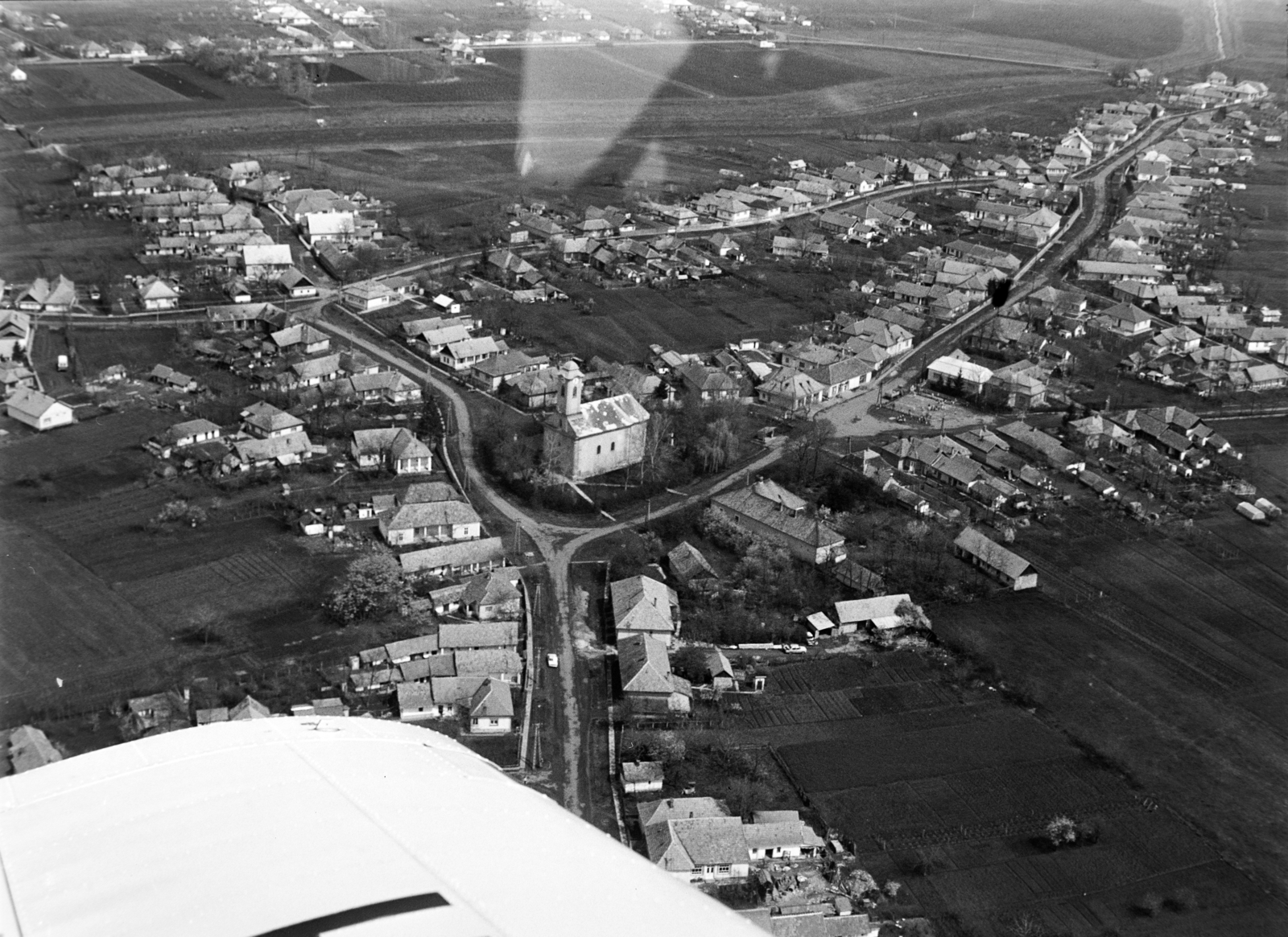 Hungary, Nagyfüged, légifotó, középen a Szabadság tér és az Árpád-házi Szent Erzsébet-templom, előtte a Dózsa György út., 1982, MHSZ, aerial photo, bird's eye view, Fortepan #84606