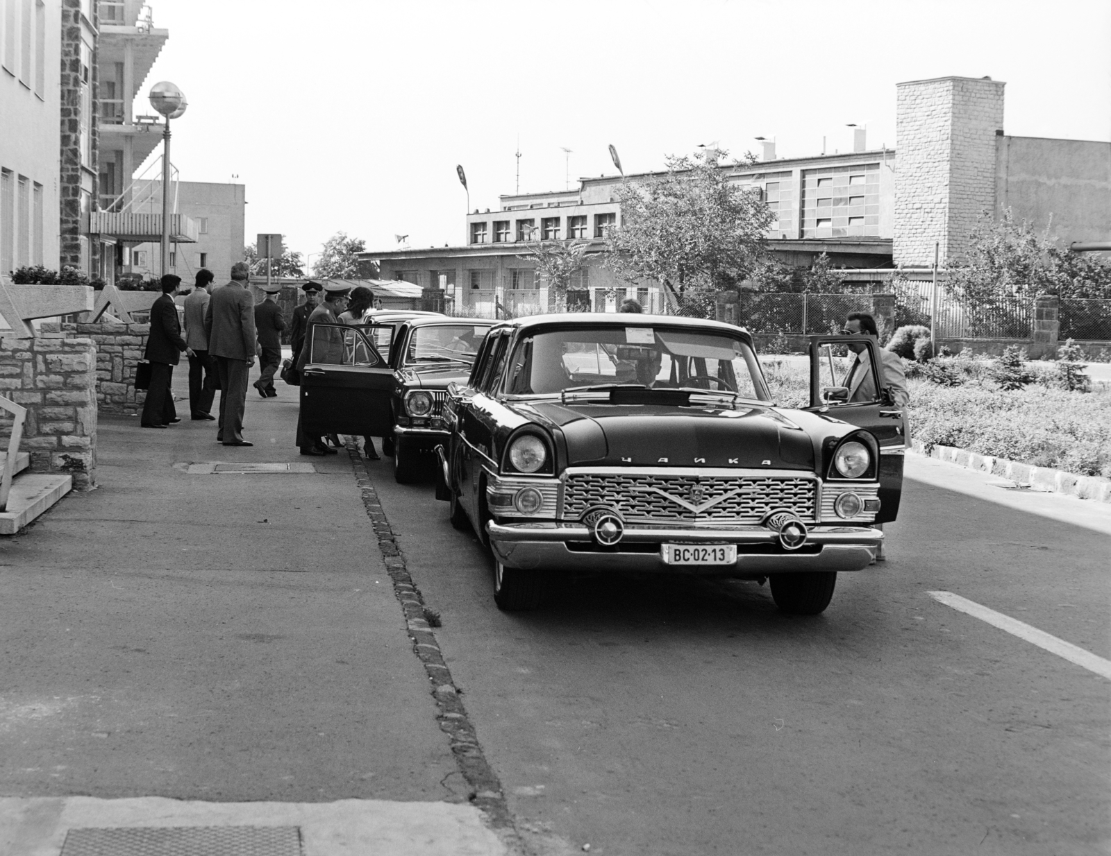 Magyarország, Ferihegyi (ma Liszt Ferenc) repülőtér, Budapest XVIII., kormányváró., 1976, MHSZ, szovjet gyártmány, GAZ-márka, repülőtér, automobil, GAZ 24 Volga, rendszám, GAZ 13 Csajka, Budapest, Fortepan #84615