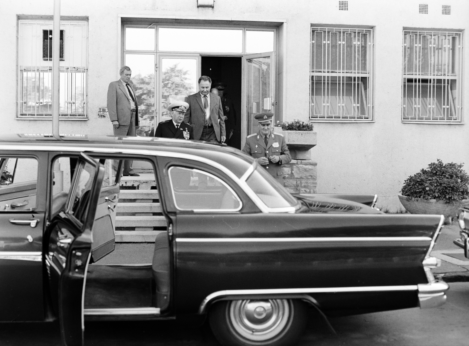Magyarország, Ferihegyi (ma Liszt Ferenc) repülőtér, Budapest XVIII., kormányváró., 1976, MHSZ, egyenruha, szovjet gyártmány, GAZ-márka, katona, repülőtér, tányérsapka, automobil, GAZ 13 Csajka, Budapest, szovjet katona, Fortepan #84616