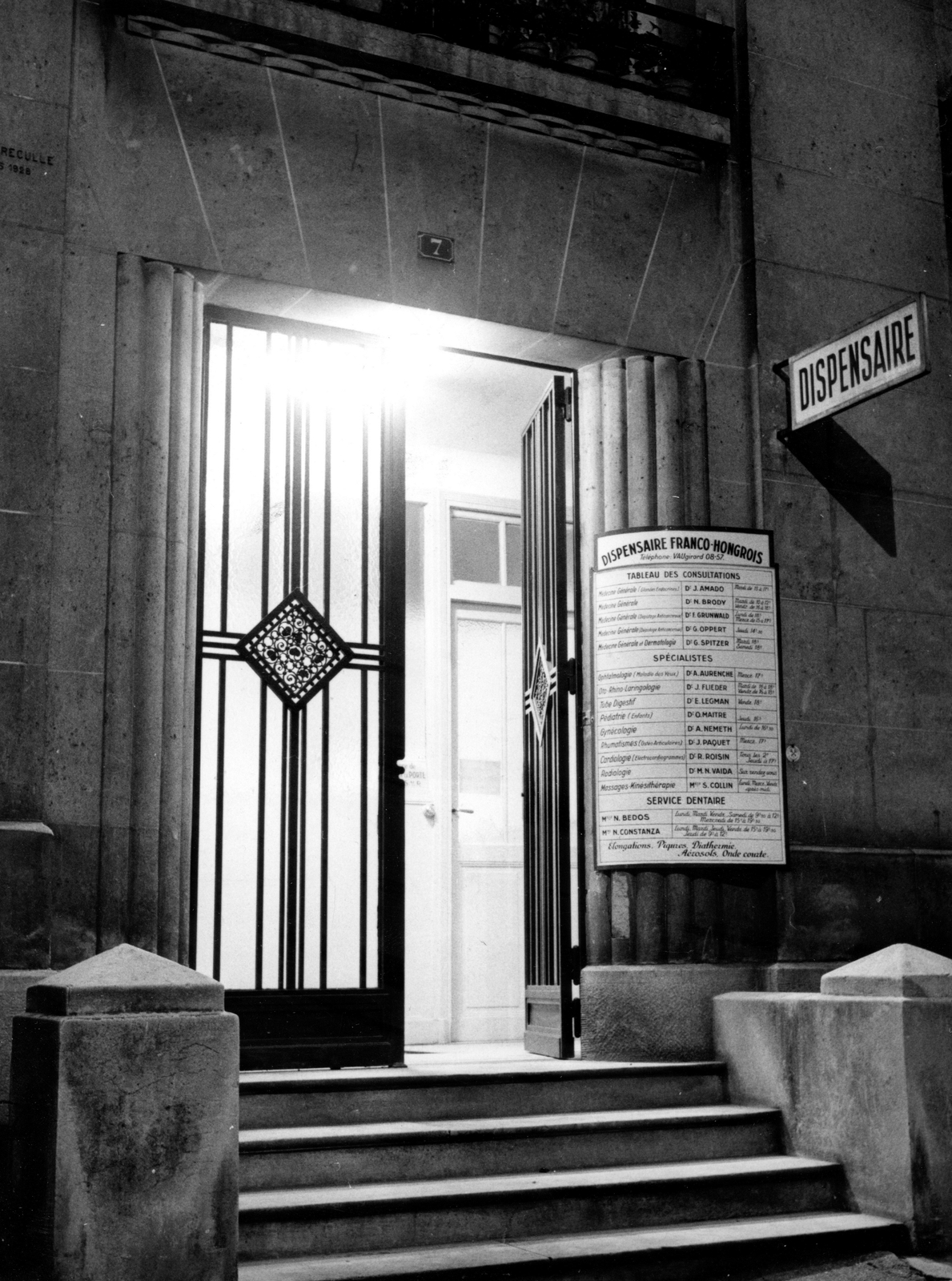 France, Paris, square Vergennes 7., a Párizsi Kölcsönösen Segélyező Magyar Egylet rendelőjének bejárata., 1961, Magyar Hírek folyóirat, doctor, doctor's office, Fortepan #84622