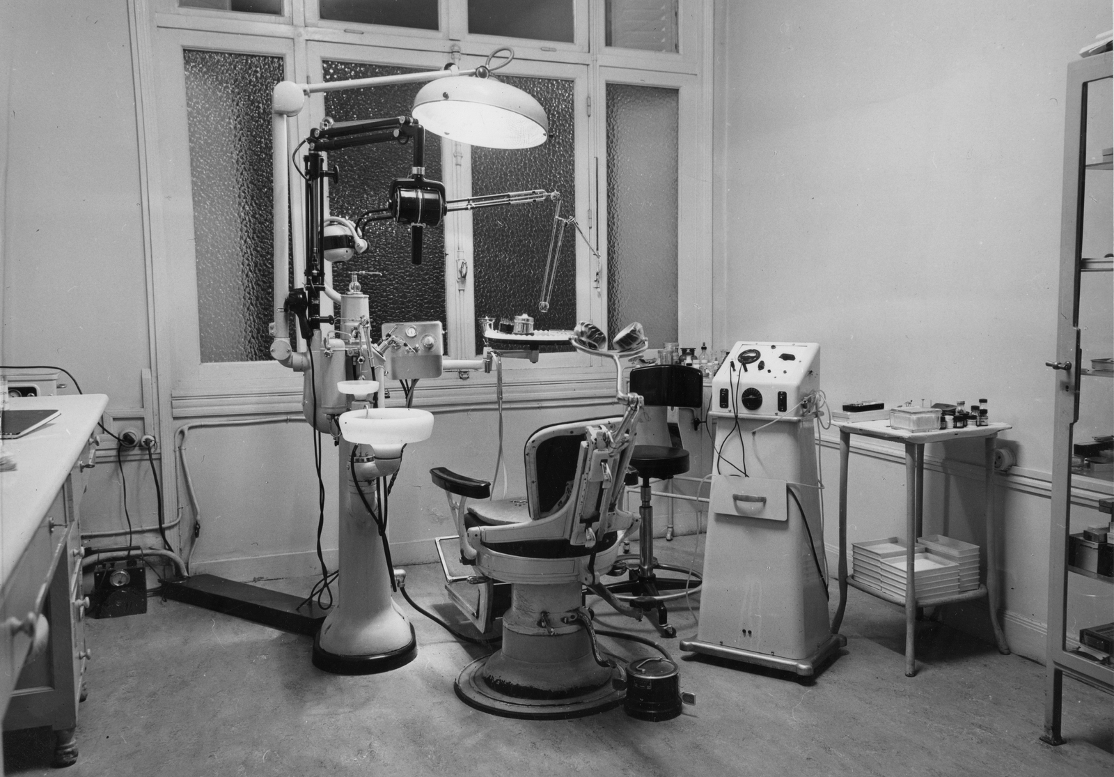 France, Paris, square Vergennes 7., a Párizsi Kölcsönösen Segélyező Magyar Egylet fogorvosi rendelője., 1961, Magyar Hírek folyóirat, dentist, Fortepan #84627