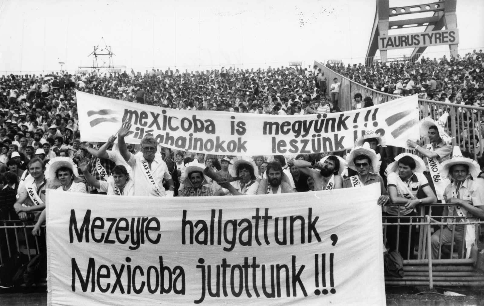 Magyarország, Népstadion, Budapest XIV., 1986, Magyar Hírek folyóirat, közönség, stadion, transzparens, Budapest, Fortepan #84630