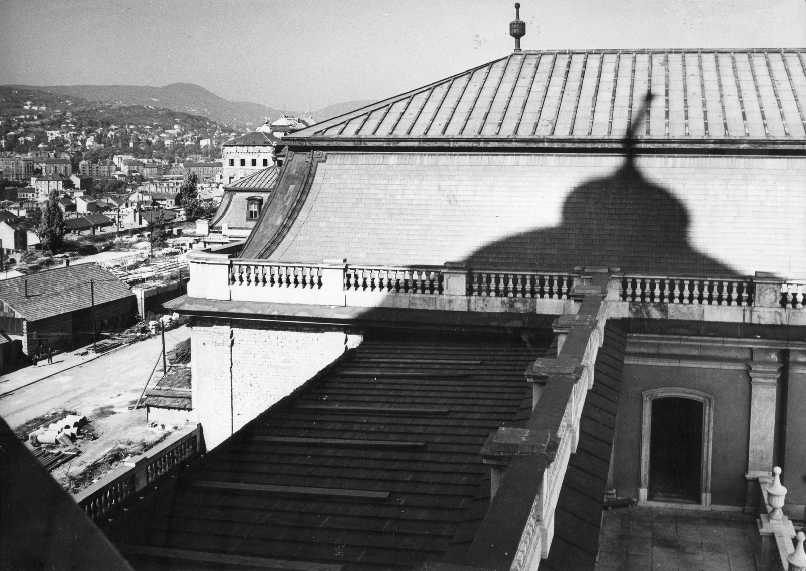 Hungary, Budapest I., Budavári Palota (korábban Királyi Palota). Kilátás a kupolától a budai hegyek felé., 1967, Magyar Hírek folyóirat, roof, shadow, Budapest, Fortepan #84635