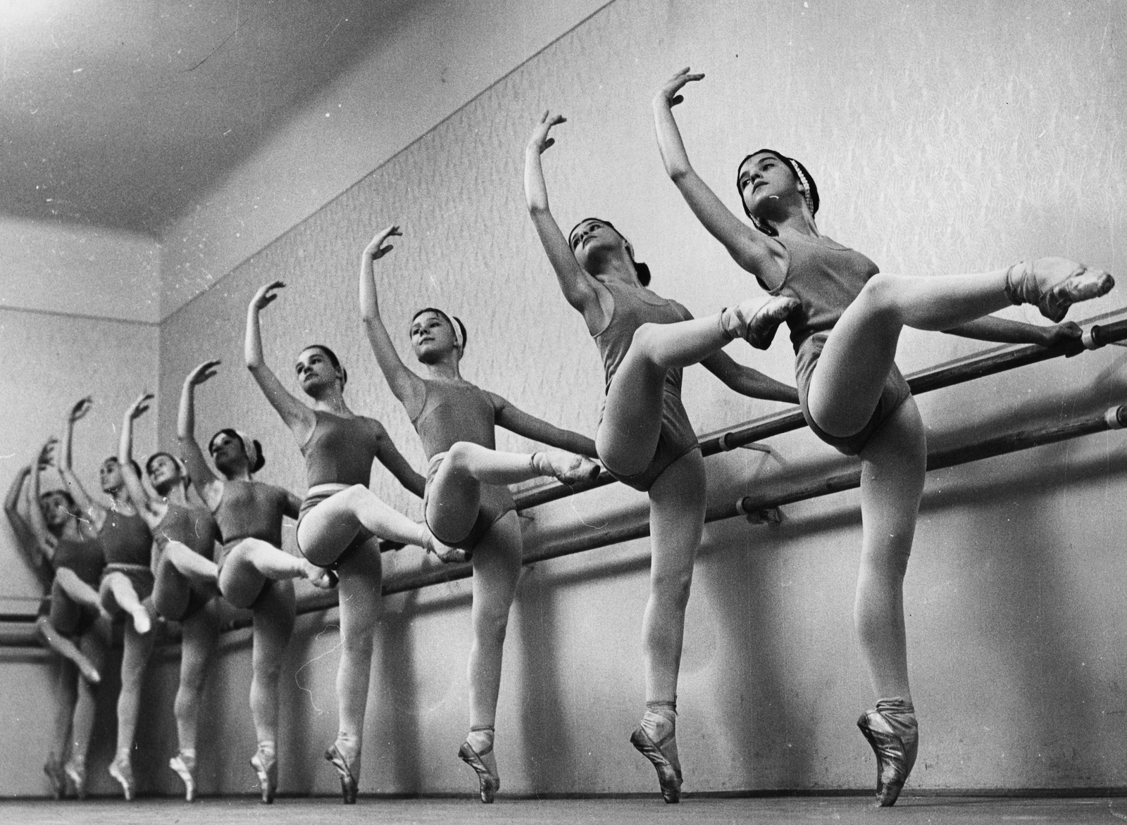 Hungary, Budapest VI., Andrássy út (Népköztársaság útja) 25., az Állami Balett Intézet növendékei., 1968, Magyar Hírek folyóirat, ballet, Budapest, dance room, Fortepan #84640